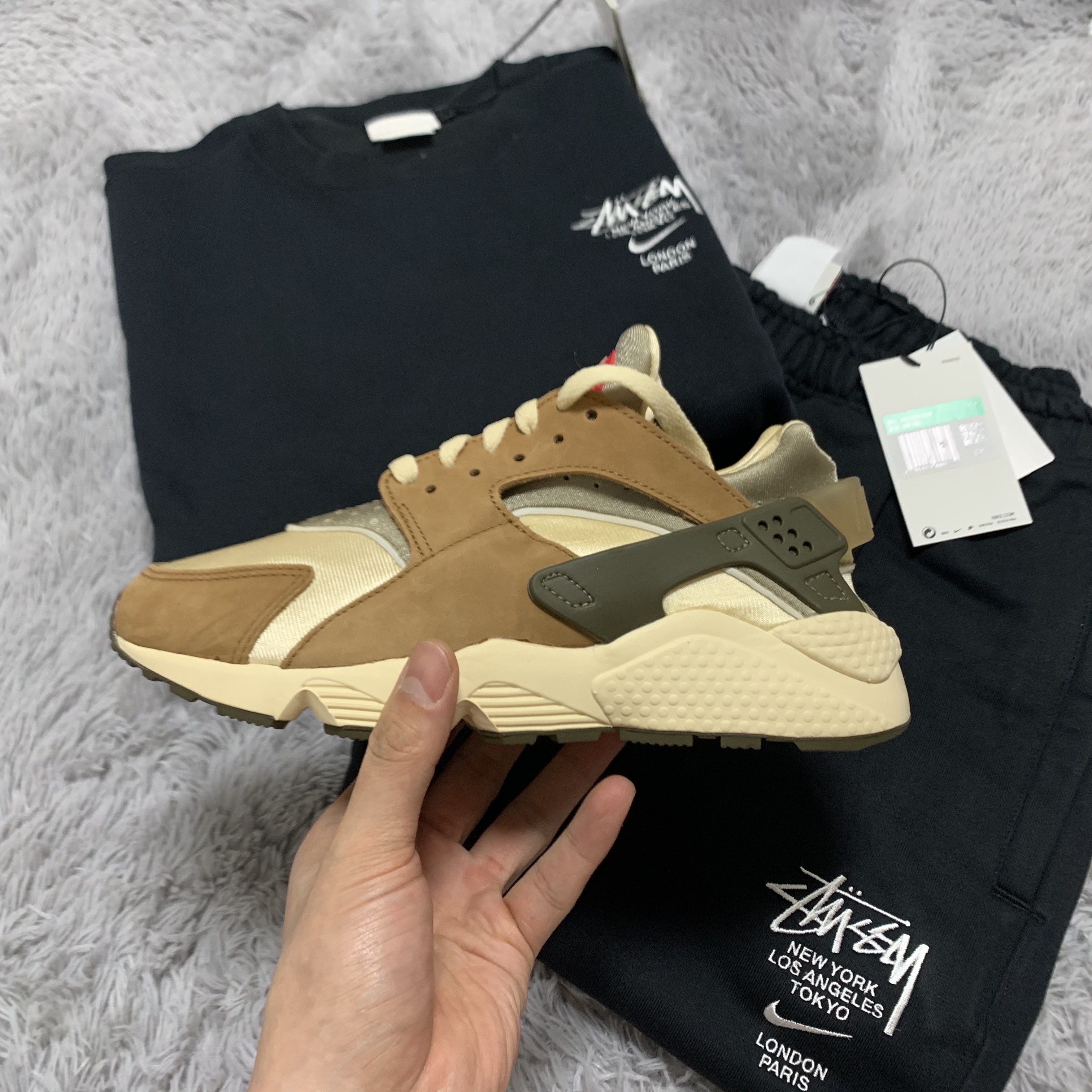 Nike x Stussy Air Huarache LE Desert Oak, Nike x Stussy NRG ZR Fleece Crewneck Black - Asia 착용 스타일