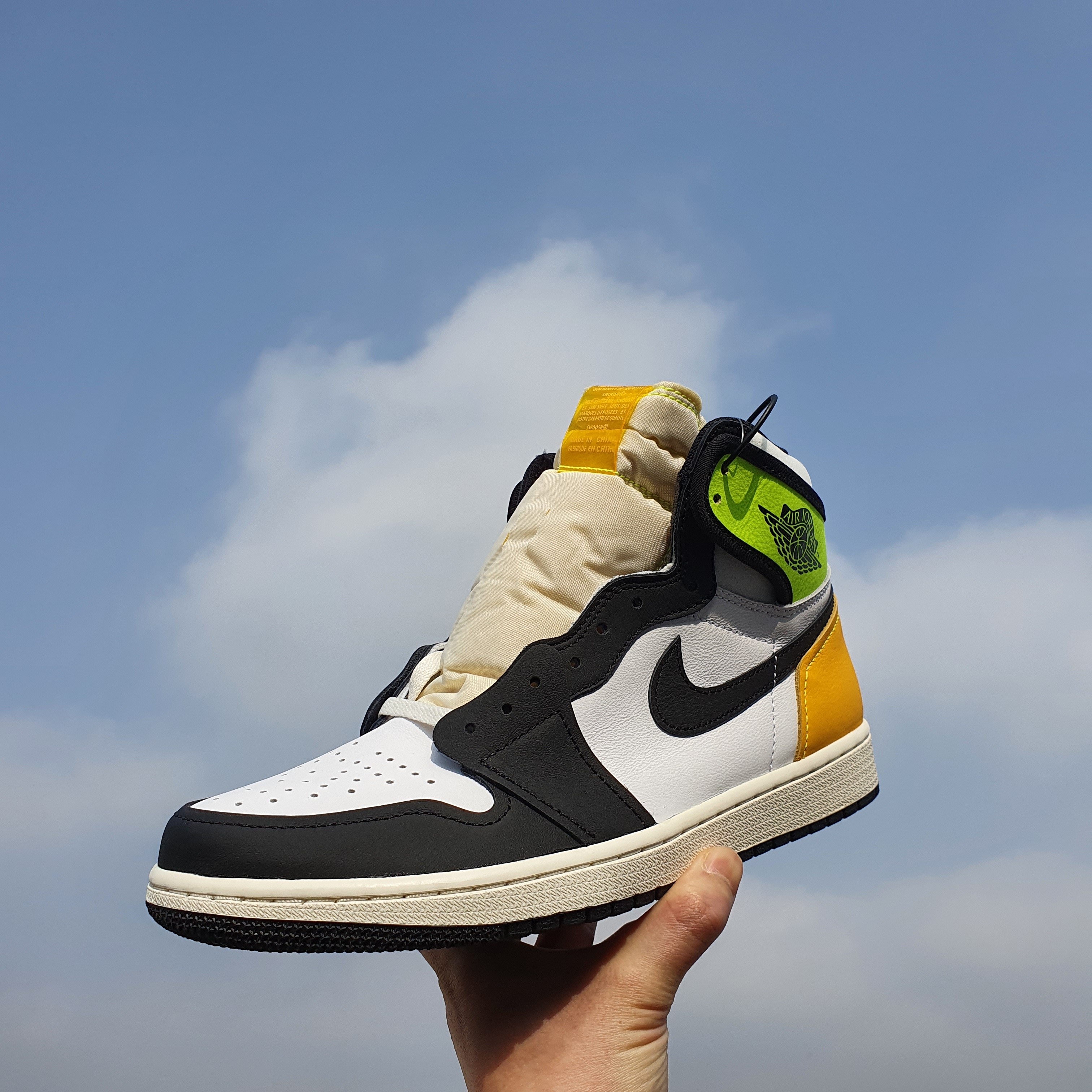 Jordan 1 Retro High OG Volt Gold 착용 스타일 - 1