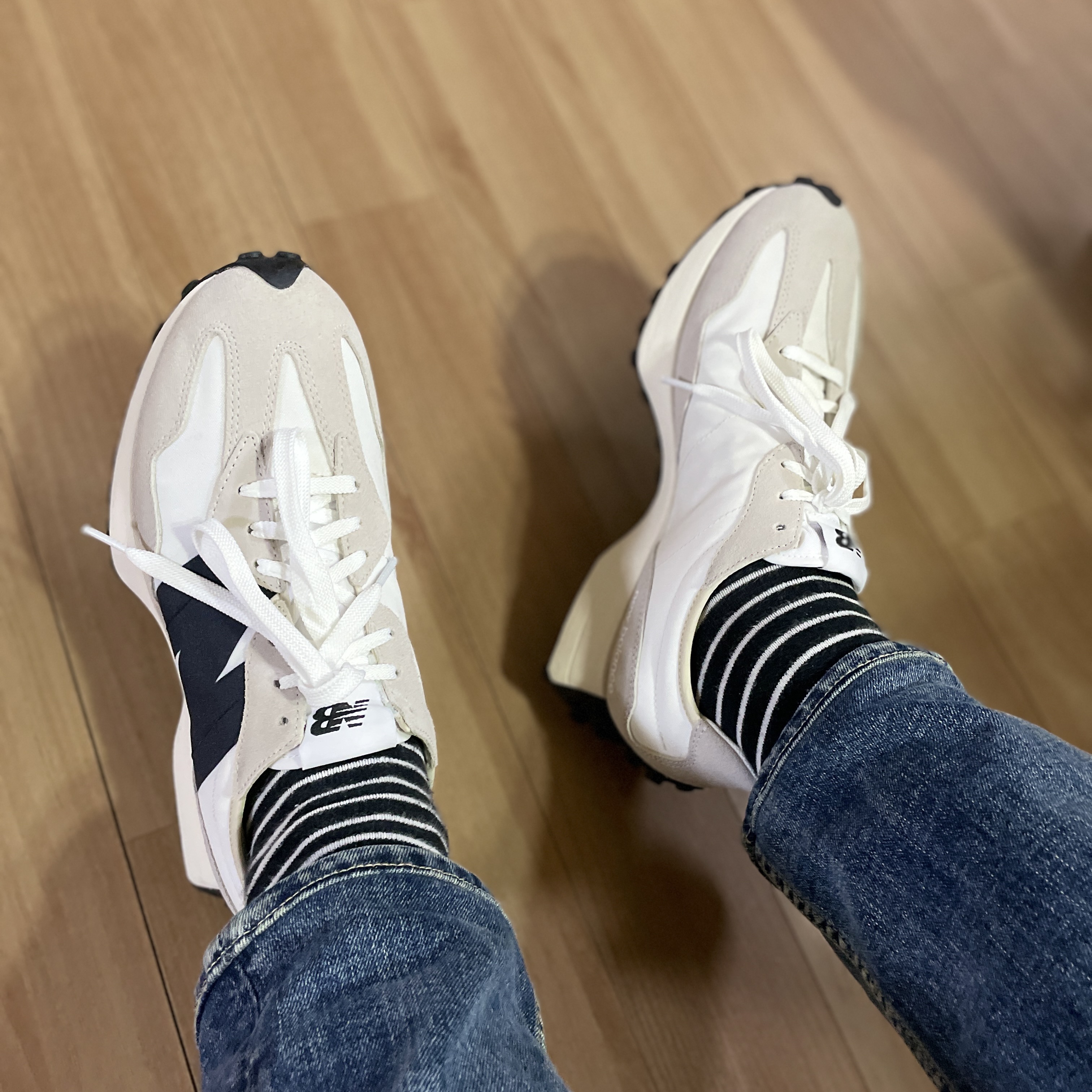 New Balance 327 White Black 착용 스타일