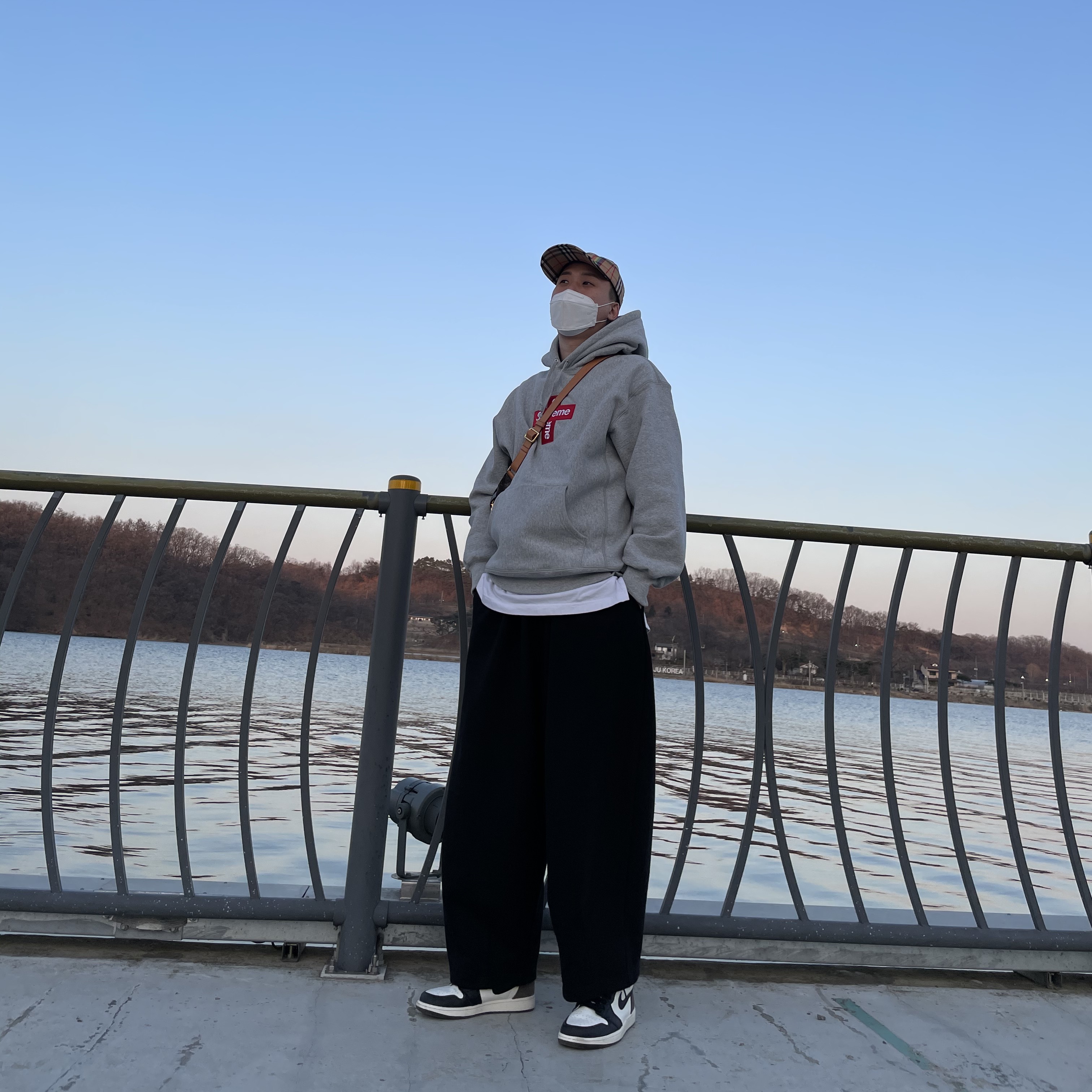 Jordan 1 Retro High OG Black Mocha, Supreme Cross Box Logo Hooded Sweatshirt Heather Grey - 20FW 착용 스타일
