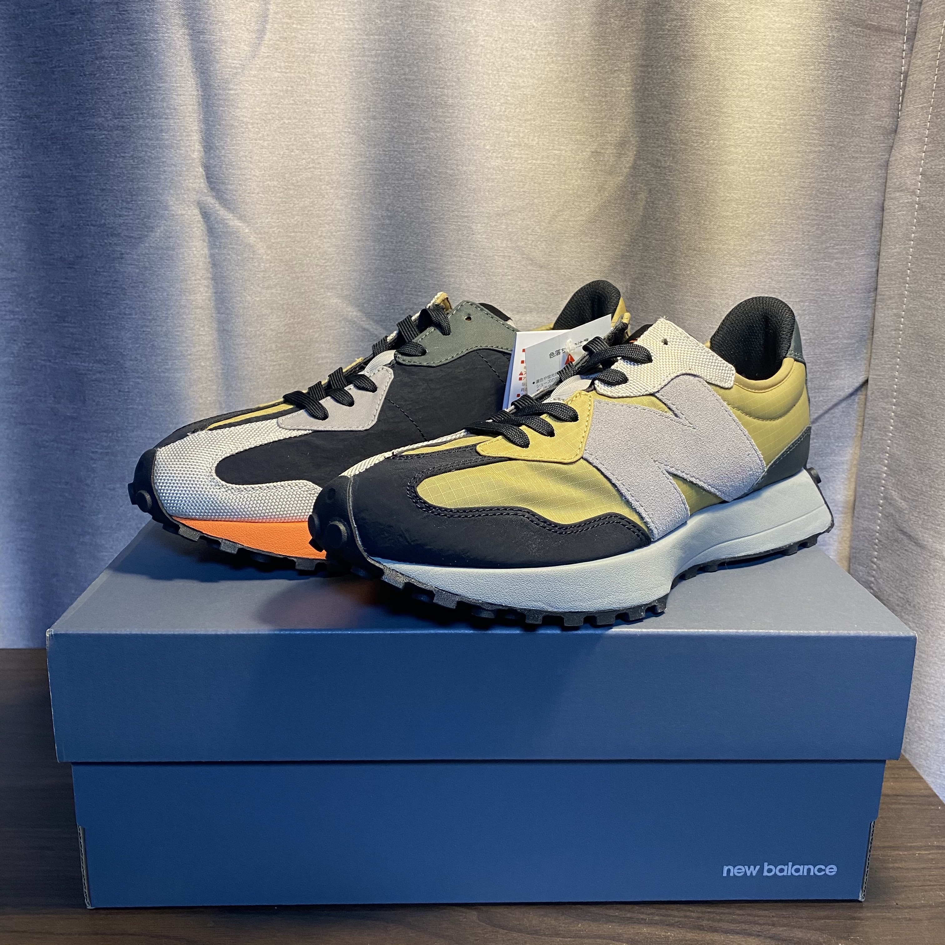 New Balance 327 Golden Poppy 착용 스타일 - 1