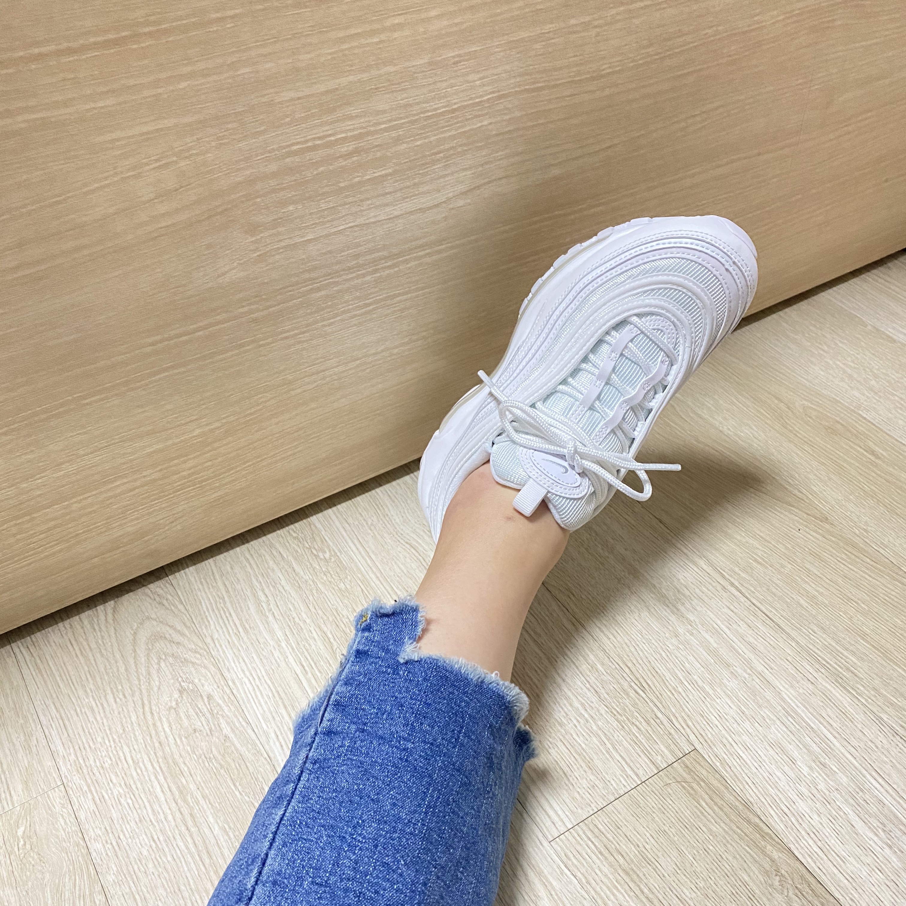 (W) Nike Air Max 97 White Pure Platinum 착용 스타일 - 5