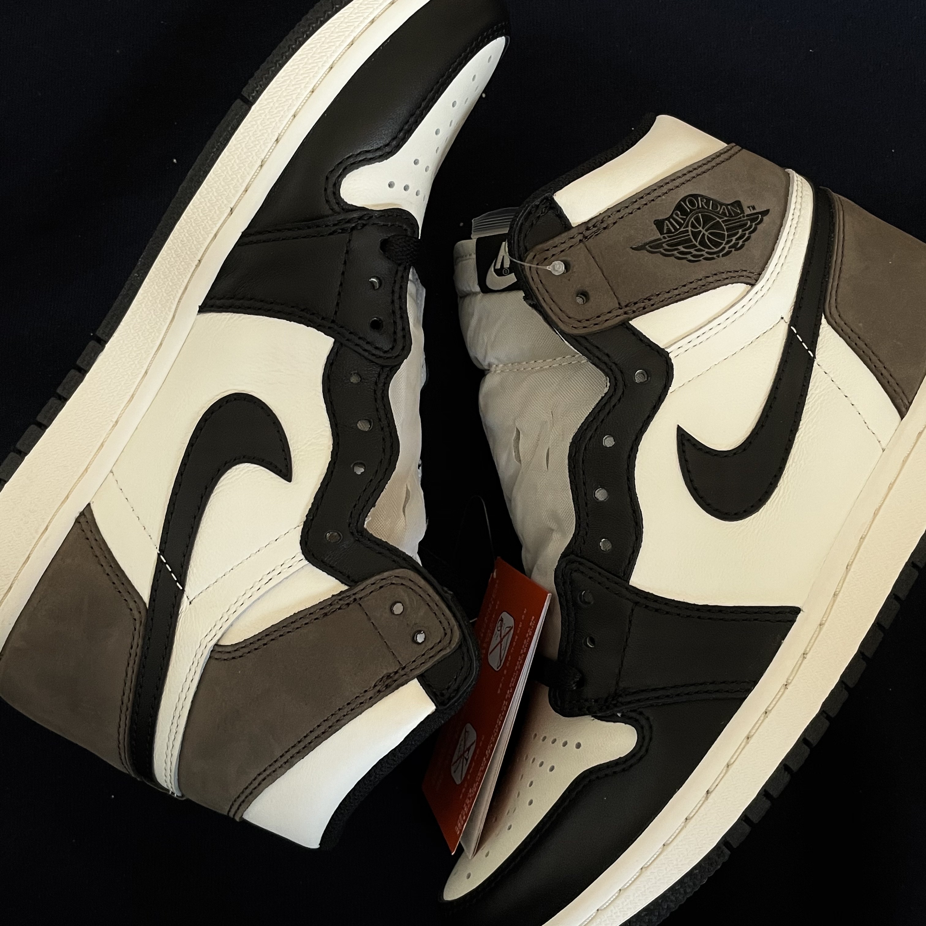 Jordan 1 Retro High OG Black Mocha 착용 스타일 - 3