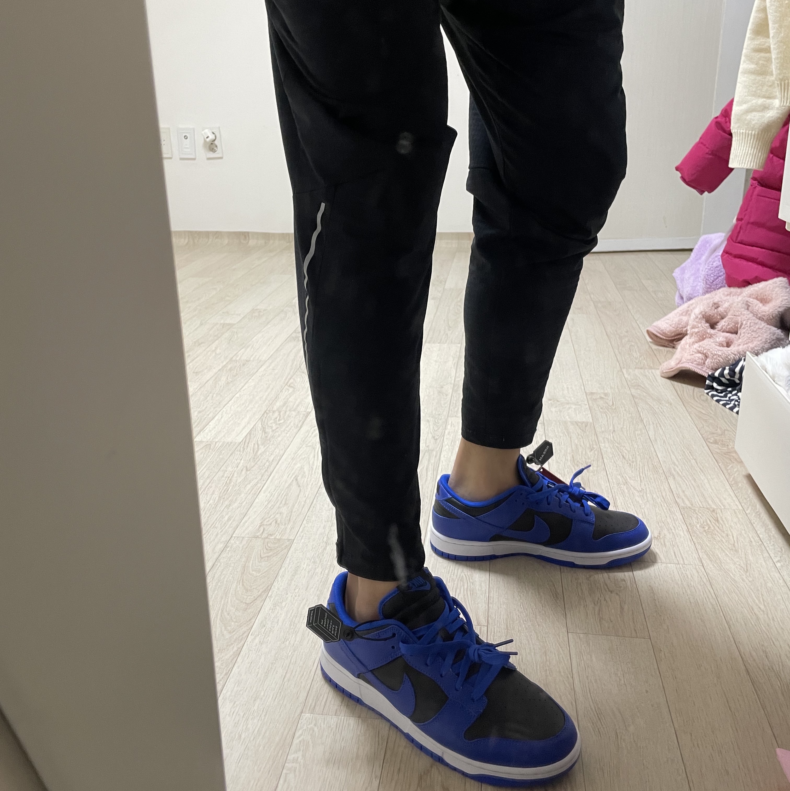 Nike Dunk Low Retro Hyper Cobalt 착용 스타일 - 1