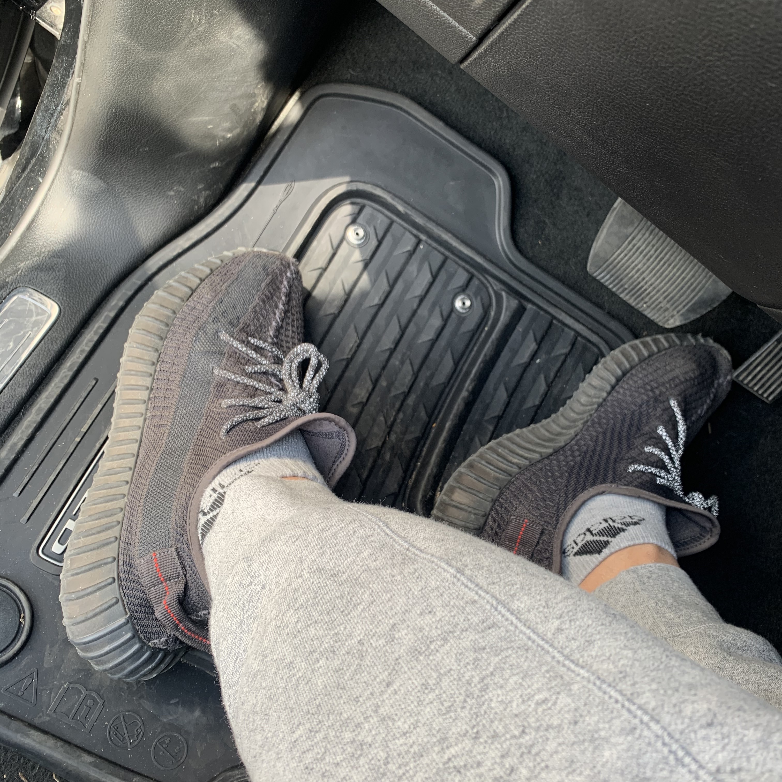 Adidas Yeezy Boost 350 V2 Black - Non-Reflective 착용 스타일
