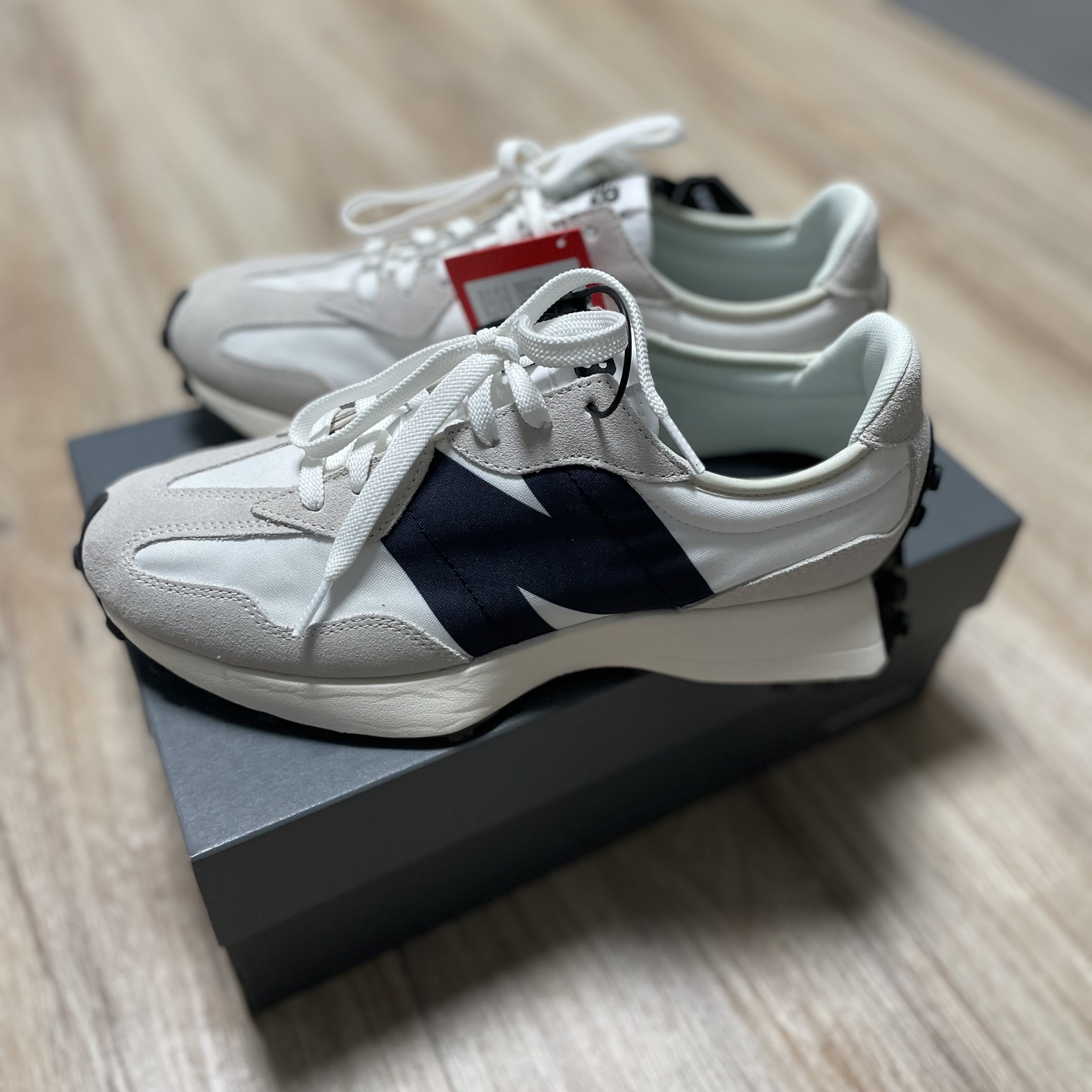 New Balance 327 White Black 착용 스타일