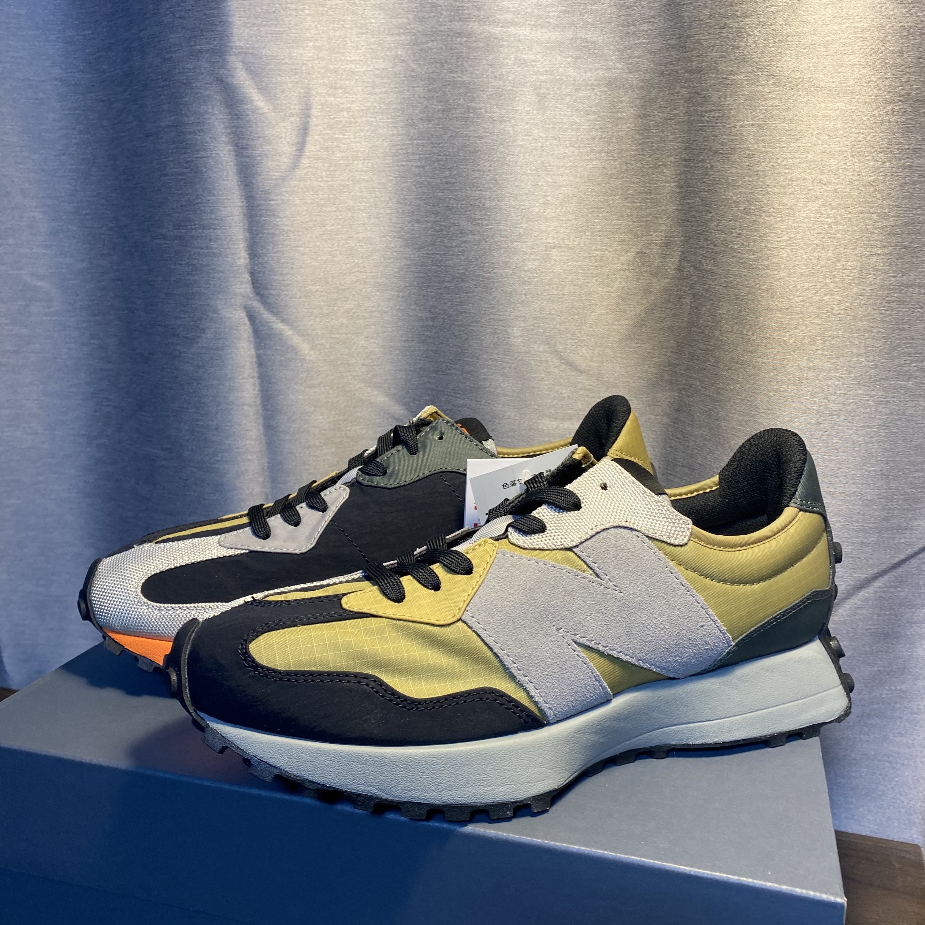 New Balance 327 Golden Poppy 착용 스타일 - 2