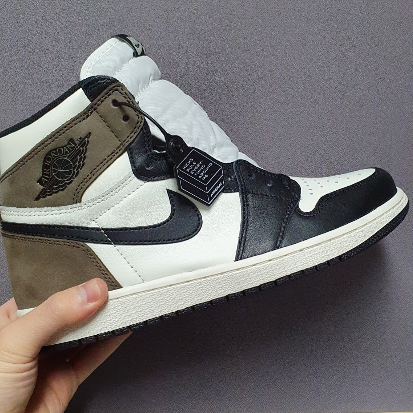 Jordan 1 Retro High OG Black Mocha 착용 스타일