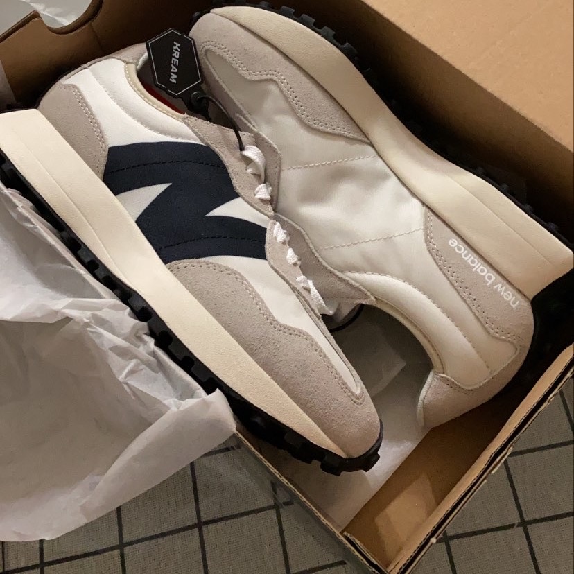 New Balance 327 White Black 착용 스타일