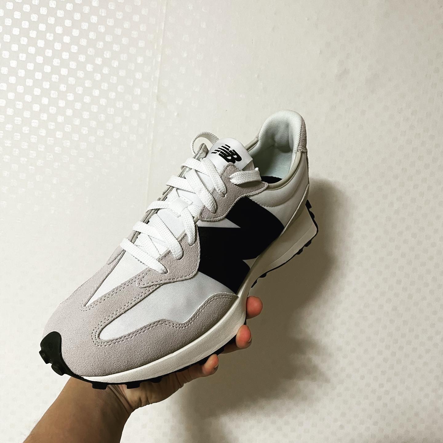 New Balance 327 White Black 착용 스타일 - 1