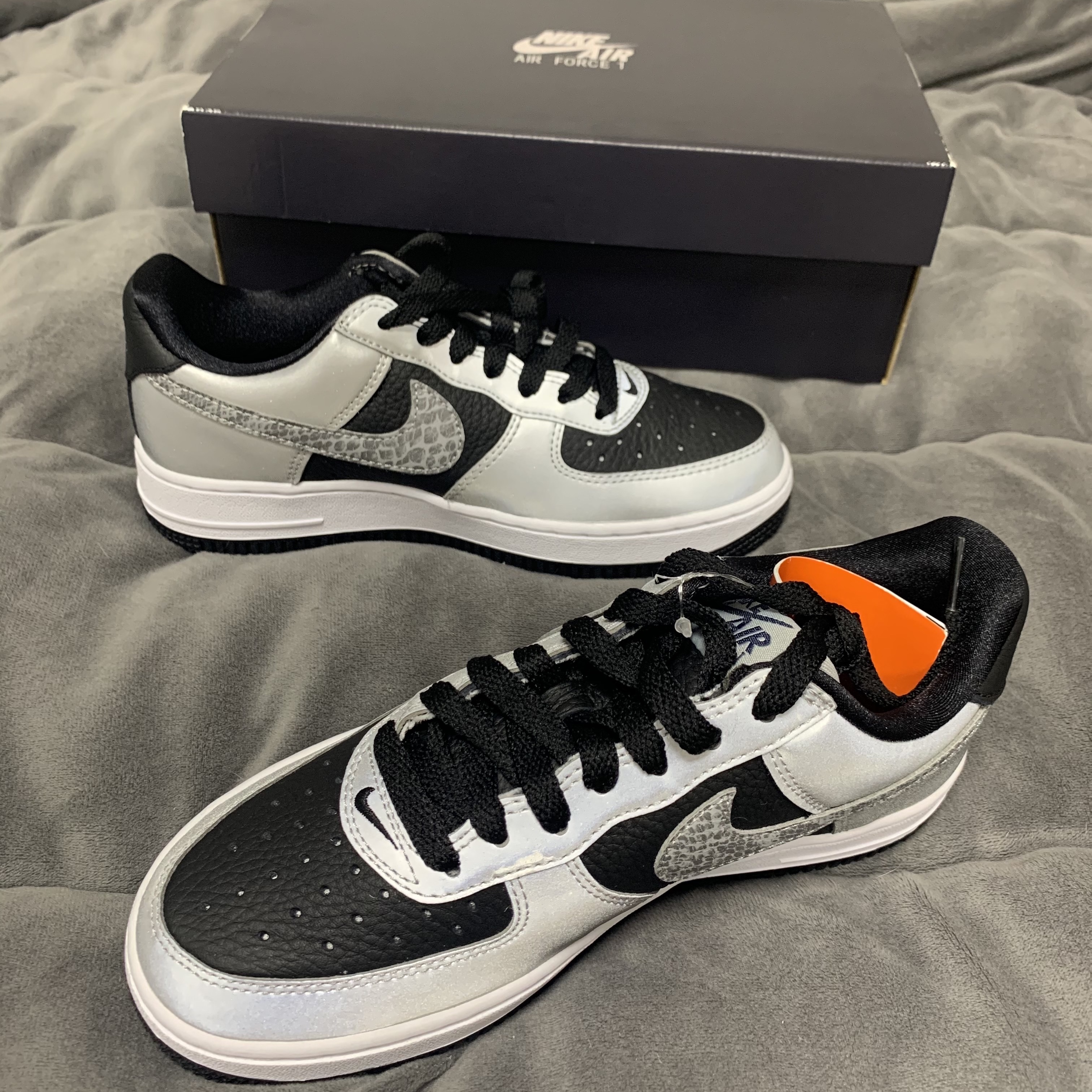 Nike Air Force 1 B Silver Snake 착용 스타일 - 1