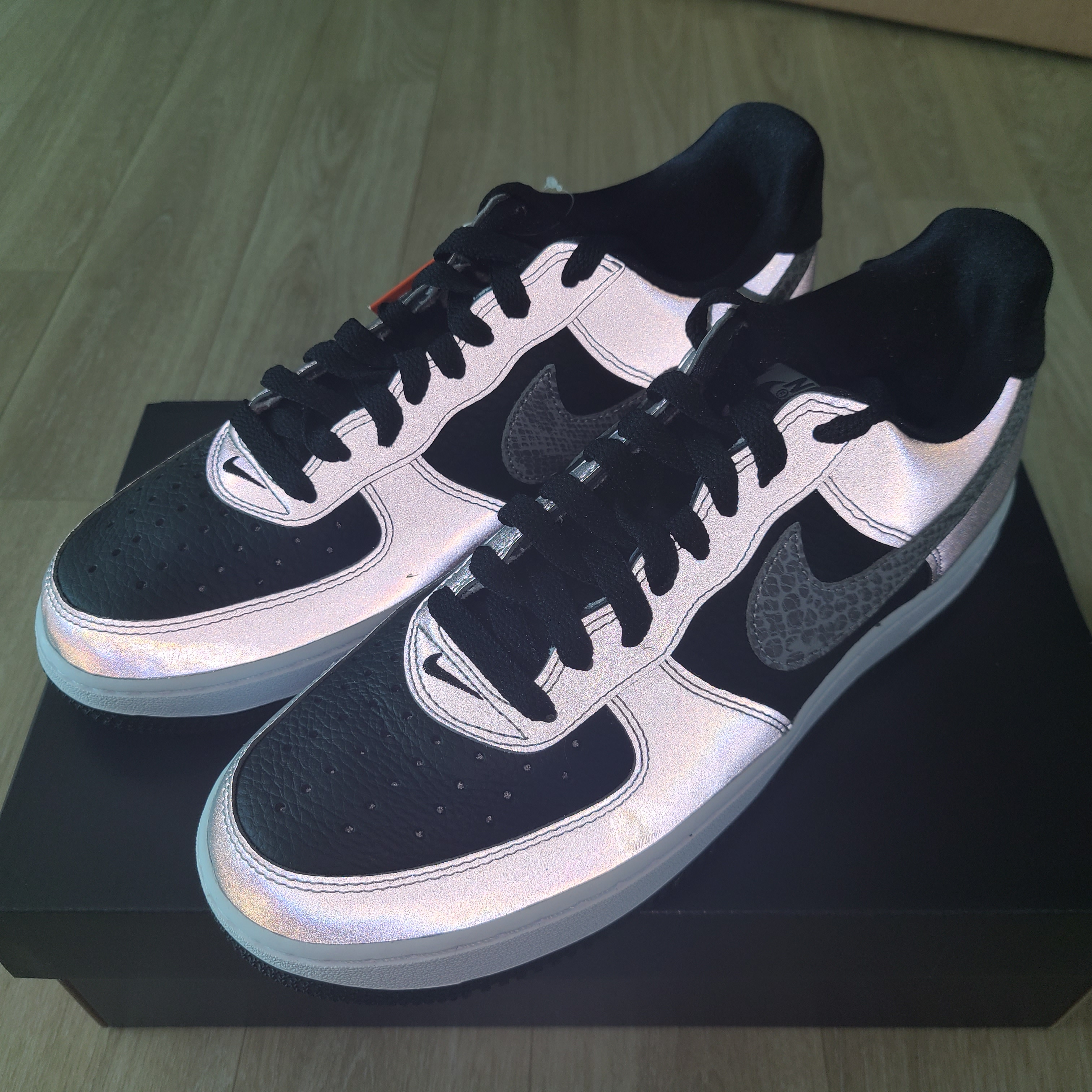 Nike Air Force 1 B Silver Snake 착용 스타일 - 3