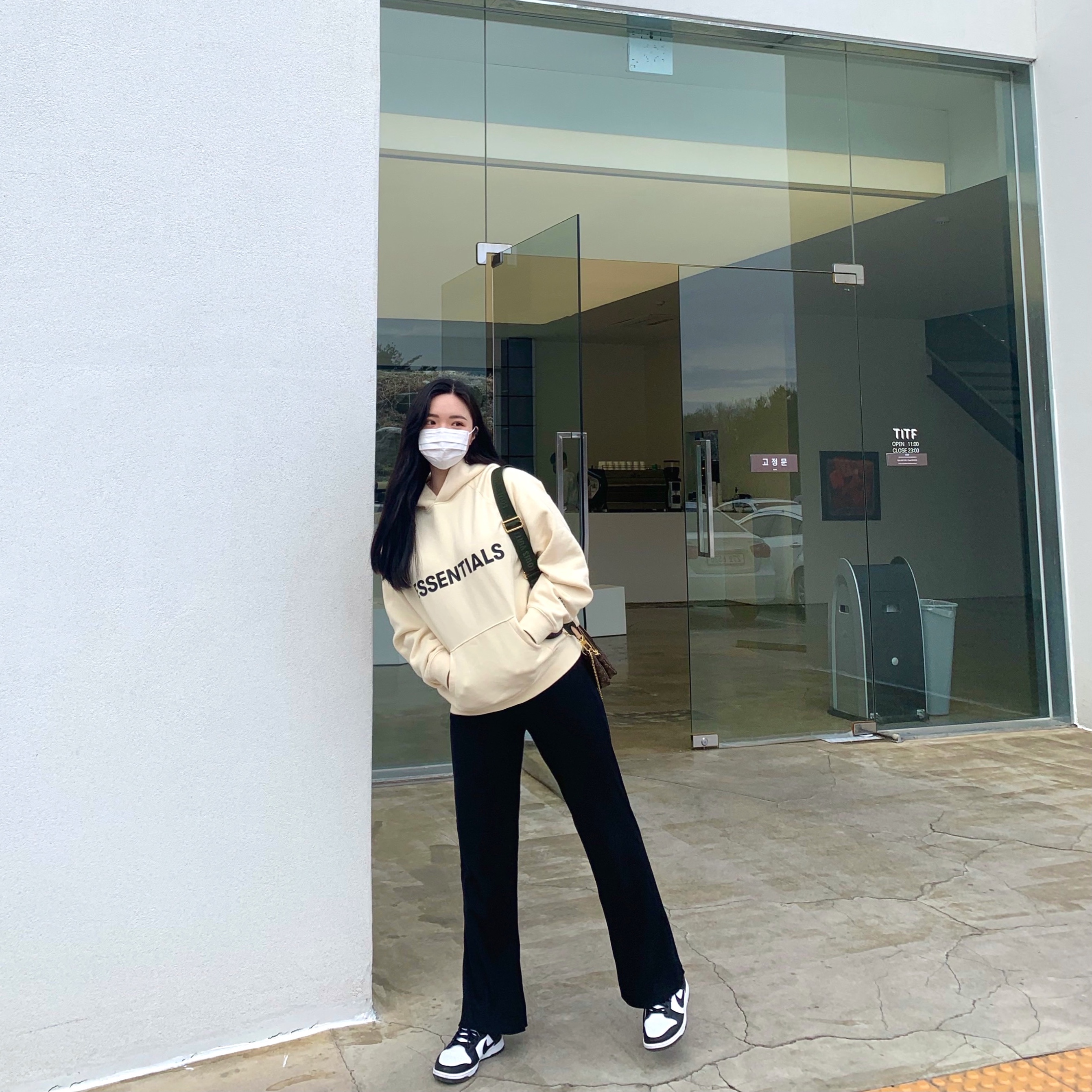 Essentials 3D Silicon Applique Pullover Hoodie Buttercream 2020, (W) Nike Dunk Low Black 착용 스타일