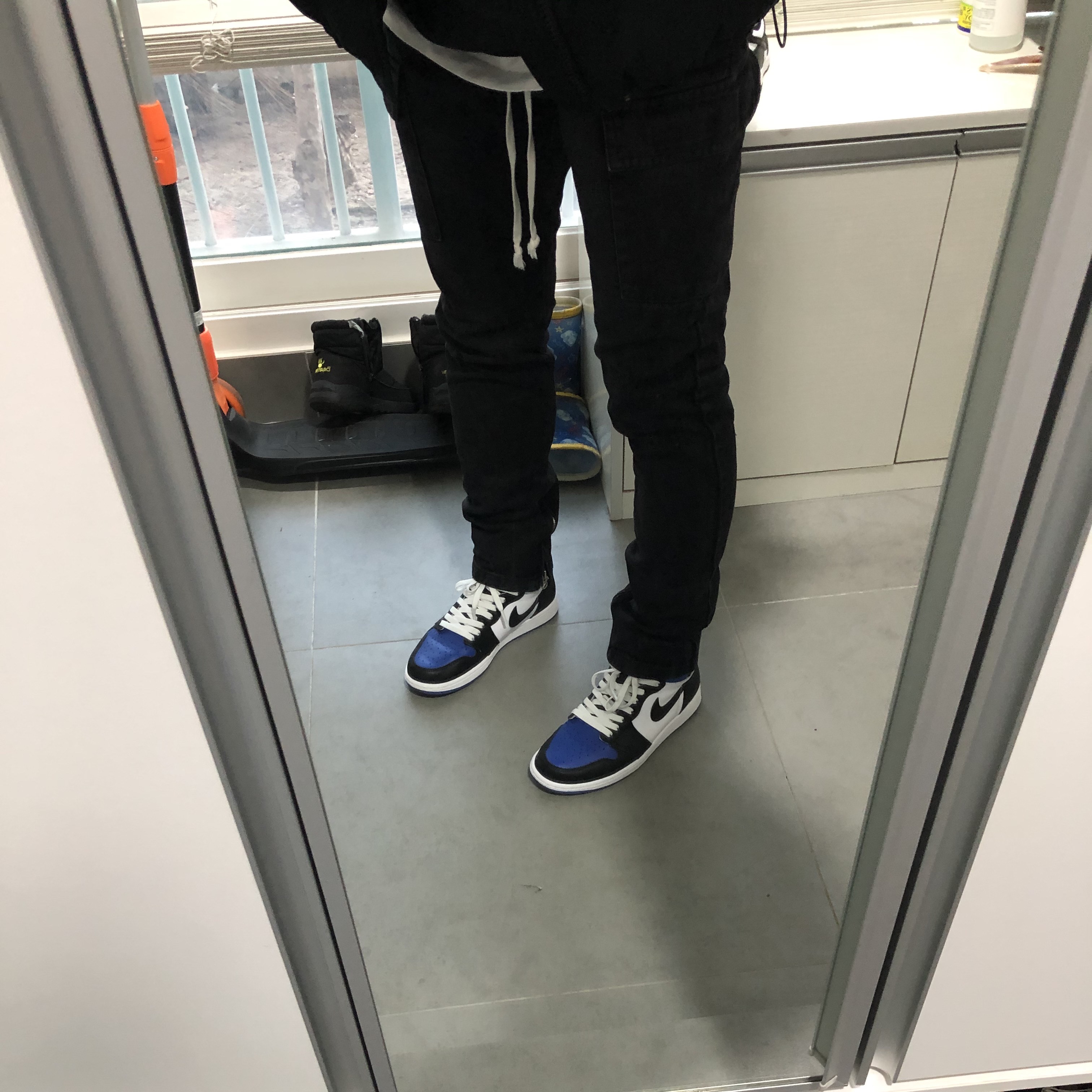 Jordan 1 Retro High OG Royal Toe, Palace Tri-Dart Hood Black - 20FW 착용 스타일 - 2
