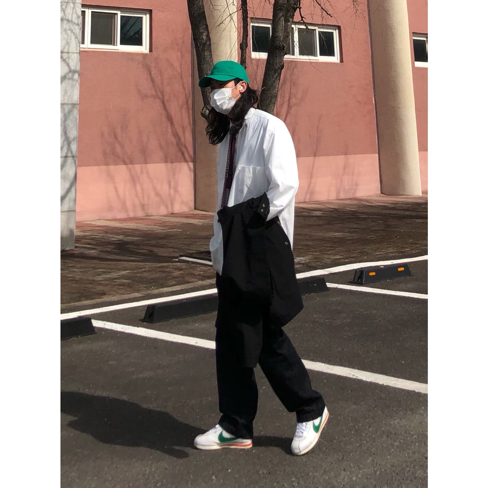Nike x Stranger Things Classic Cortez Hawkins High School 착용 스타일 - 2