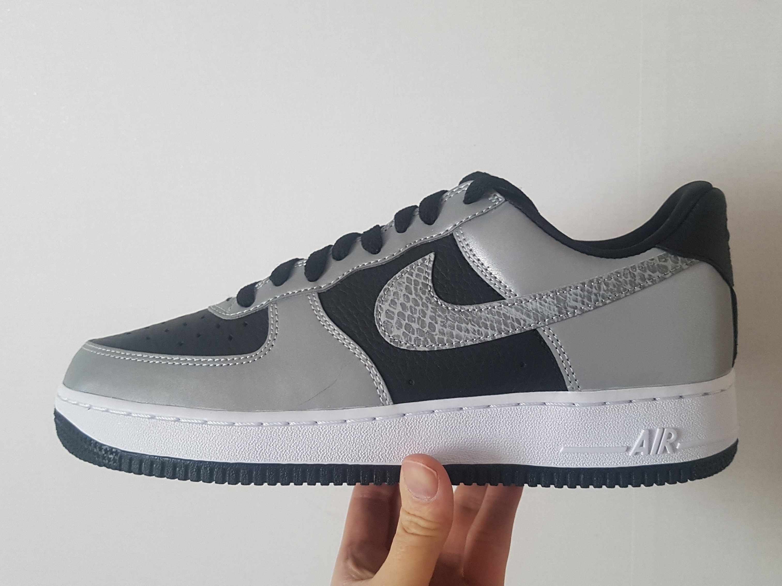 Nike Air Force 1 B Silver Snake 착용 스타일 - 1