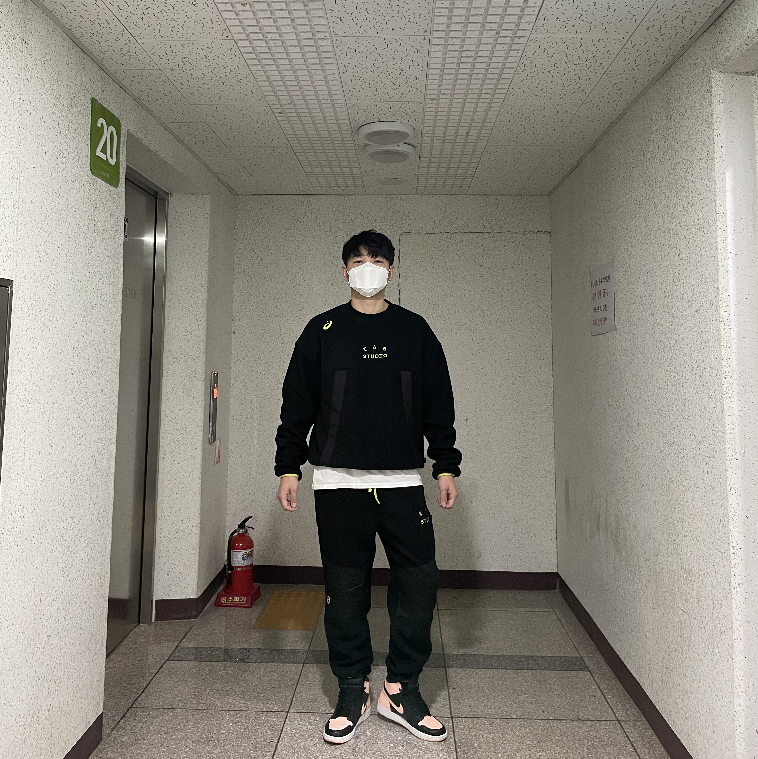 IAB Studio x Asics Fleece Shirt Black, IAB Studio x Asics Fleece Pants Black 착용 스타일