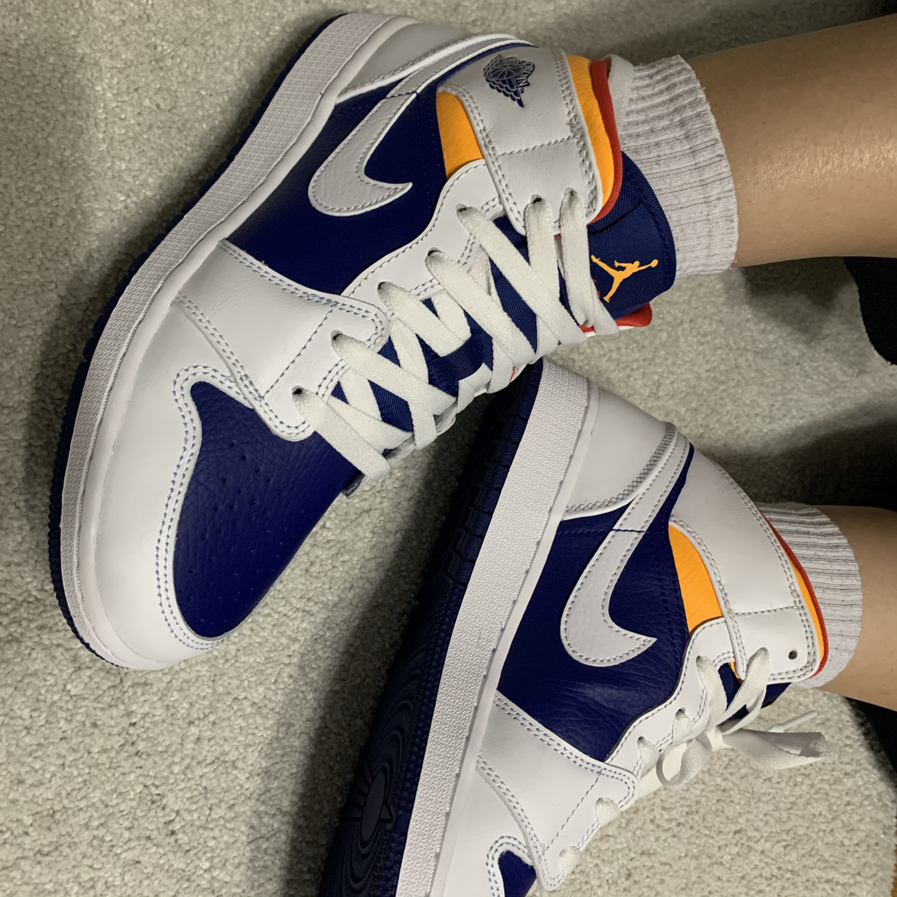 Jordan 1 Mid Deep Royal Blue Laser Orange 착용 스타일