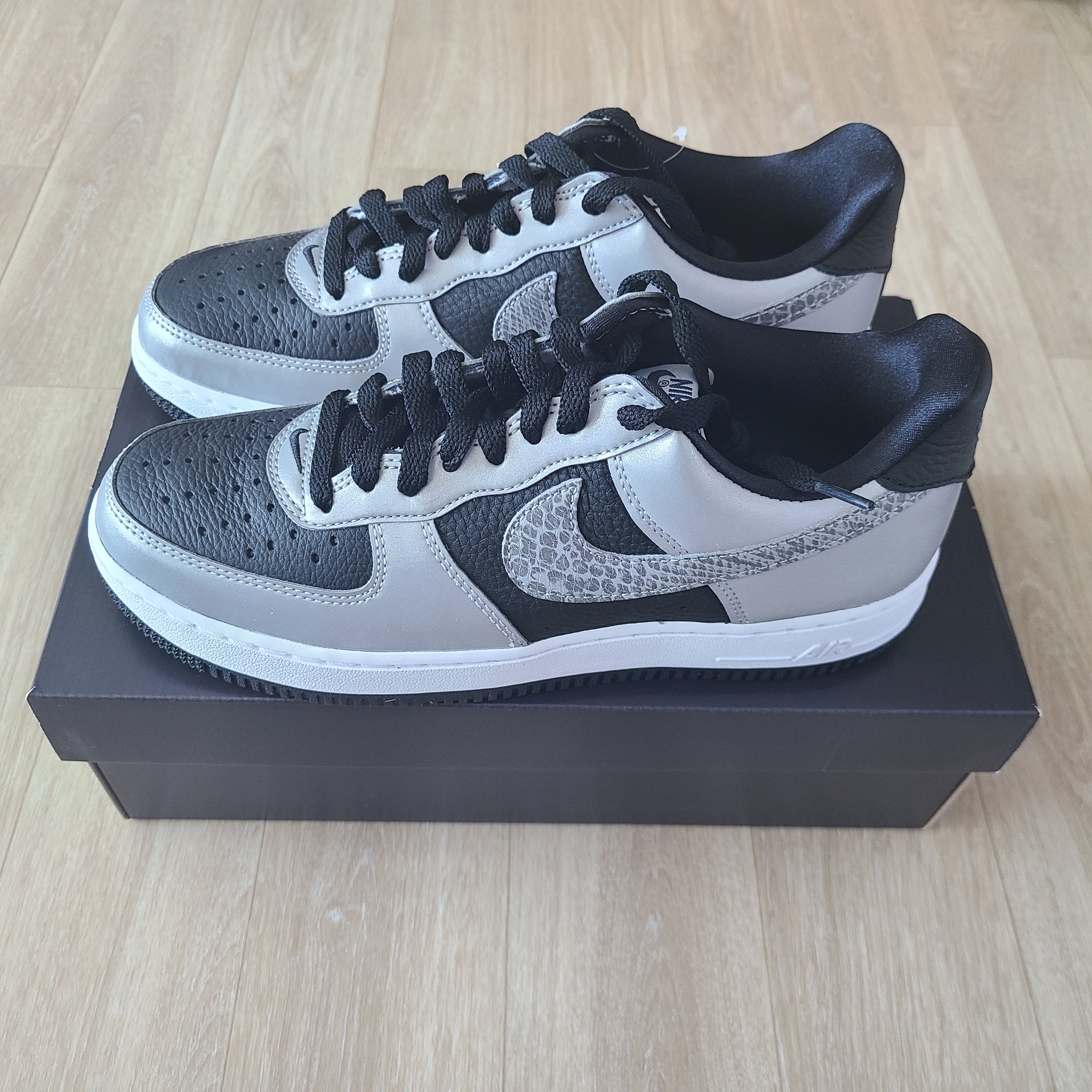 Nike Air Force 1 B Silver Snake 착용 스타일 - 1