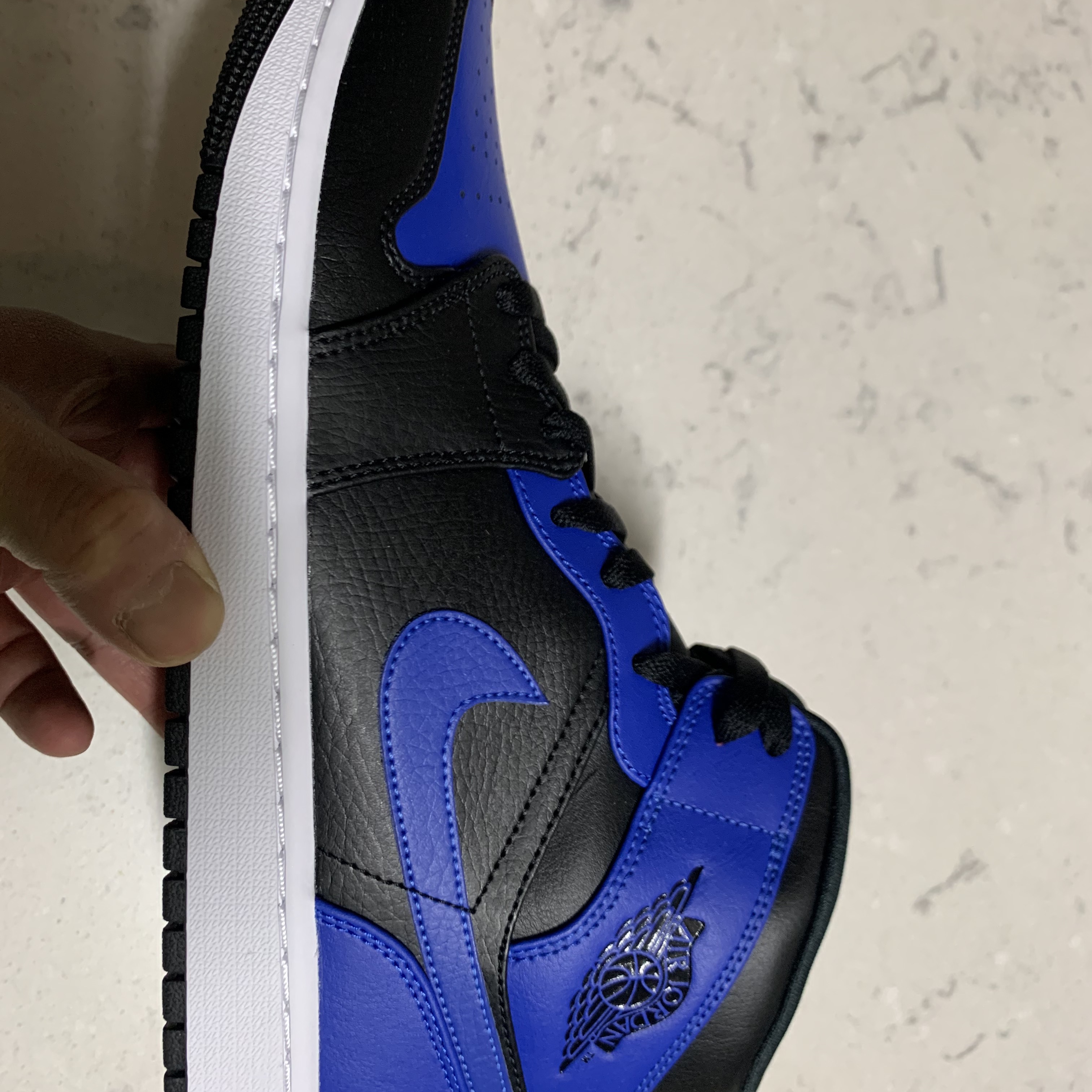 Jordan 1 Mid Black Hyper Royal 착용 스타일 - 3