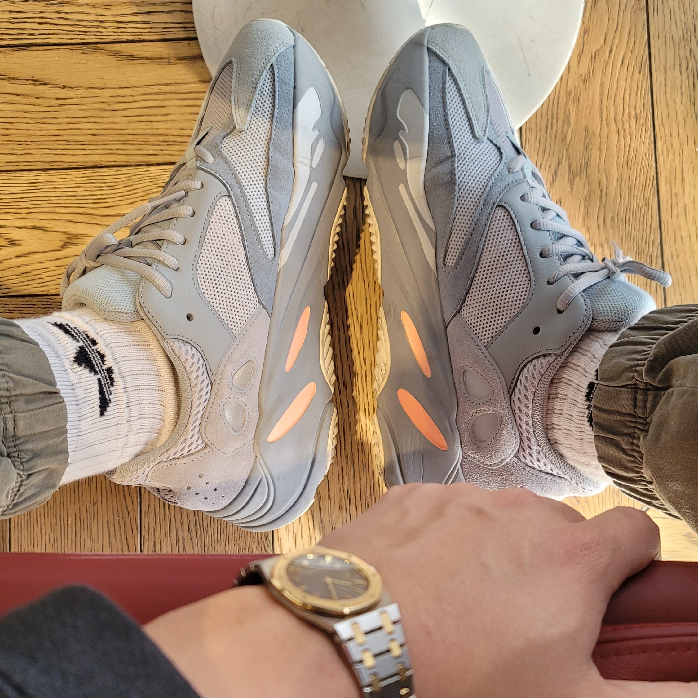 Adidas Yeezy Boost 700 Inertia 착용 스타일