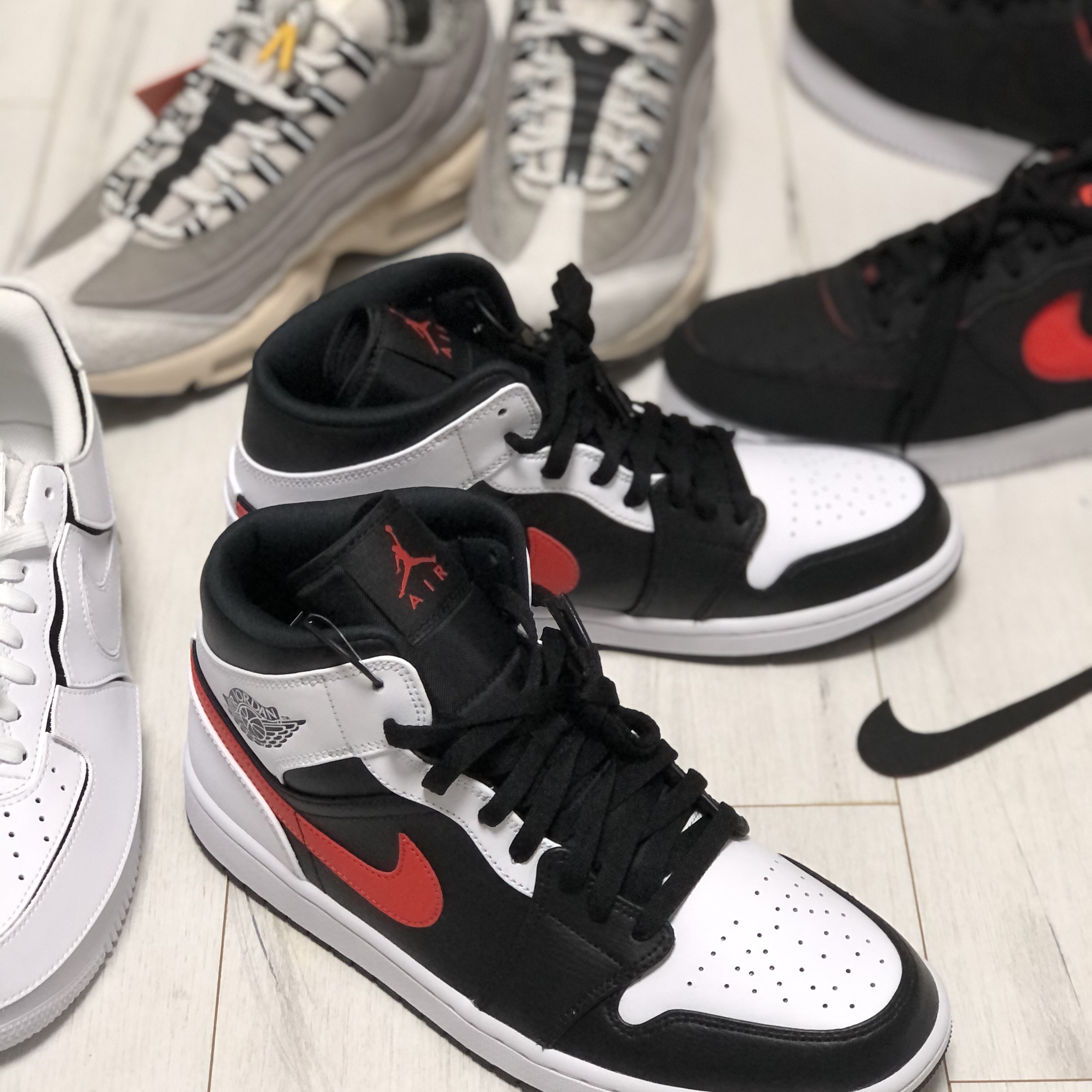 Jordan 1 Mid Black Chile Red 착용 스타일