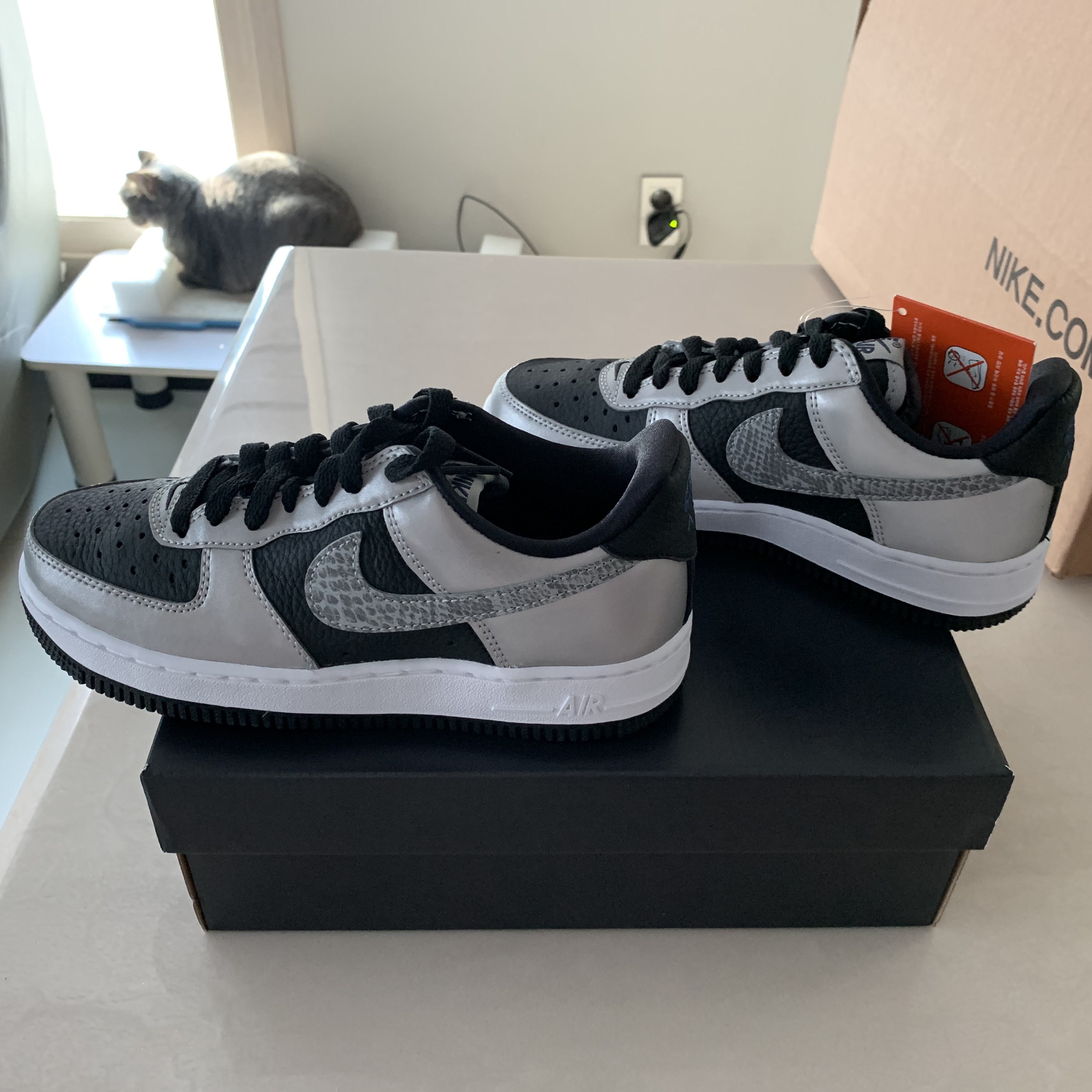 Nike Air Force 1 B Silver Snake 착용 스타일 - 3