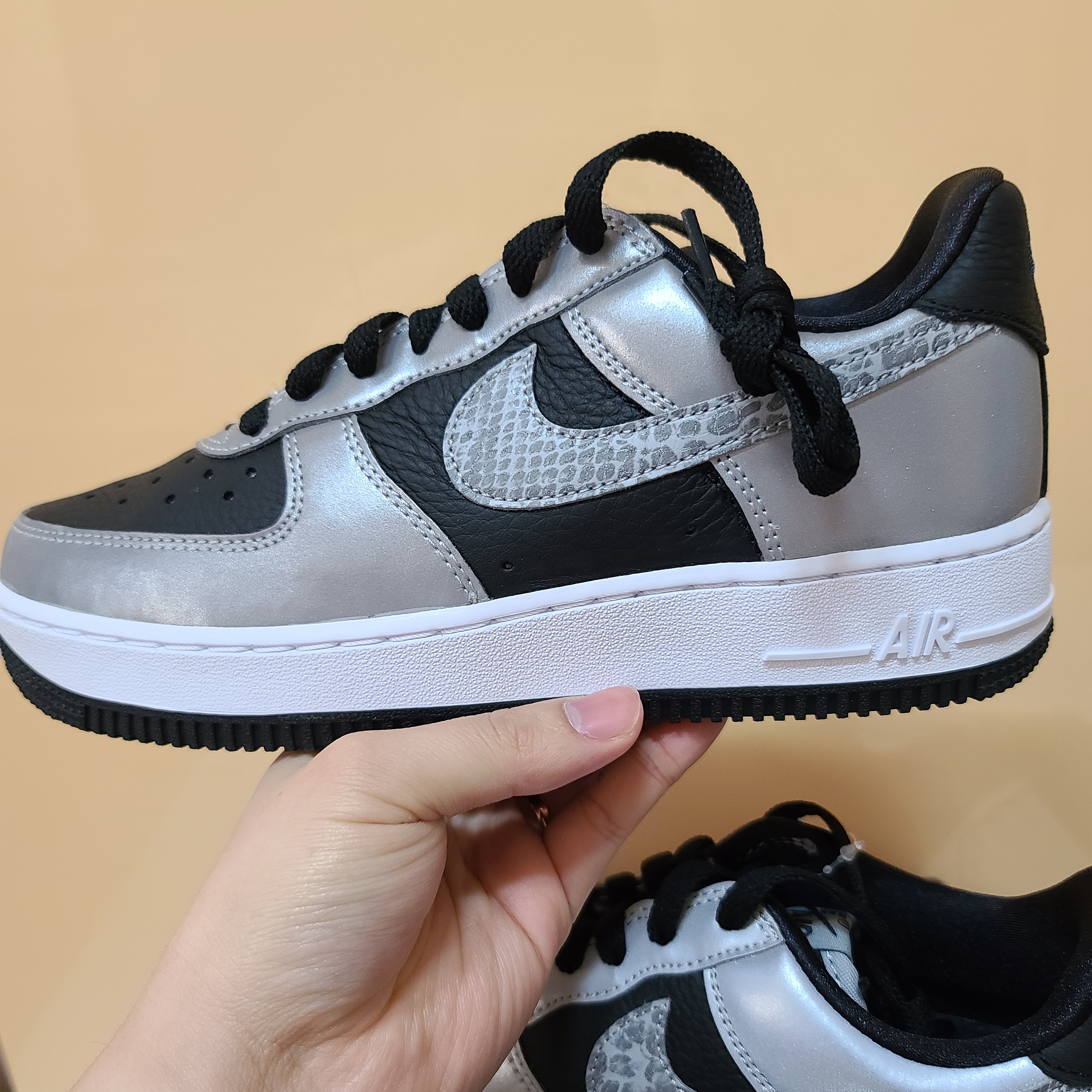 Nike Air Force 1 B Silver Snake 착용 스타일 - 1