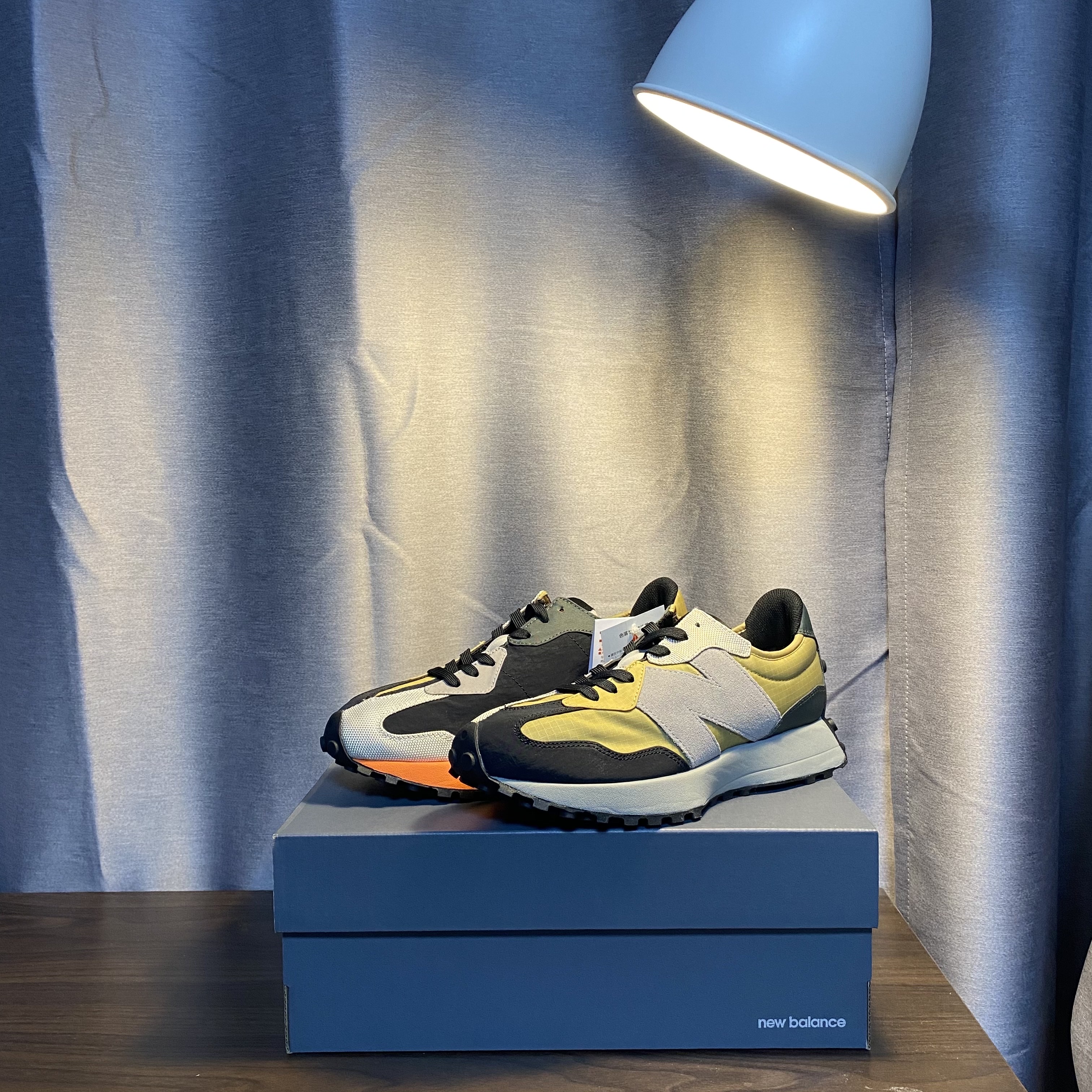 New Balance 327 Golden Poppy 착용 스타일 - 3