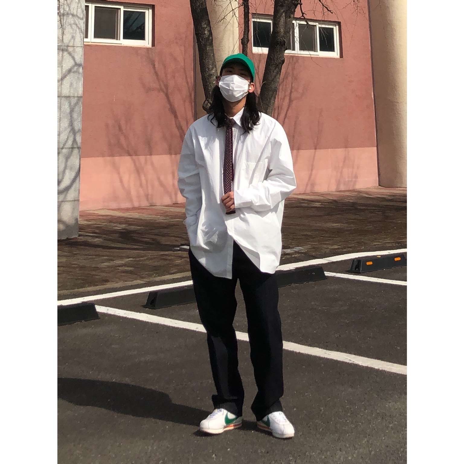 Nike x Stranger Things Classic Cortez Hawkins High School 착용 스타일 - 3