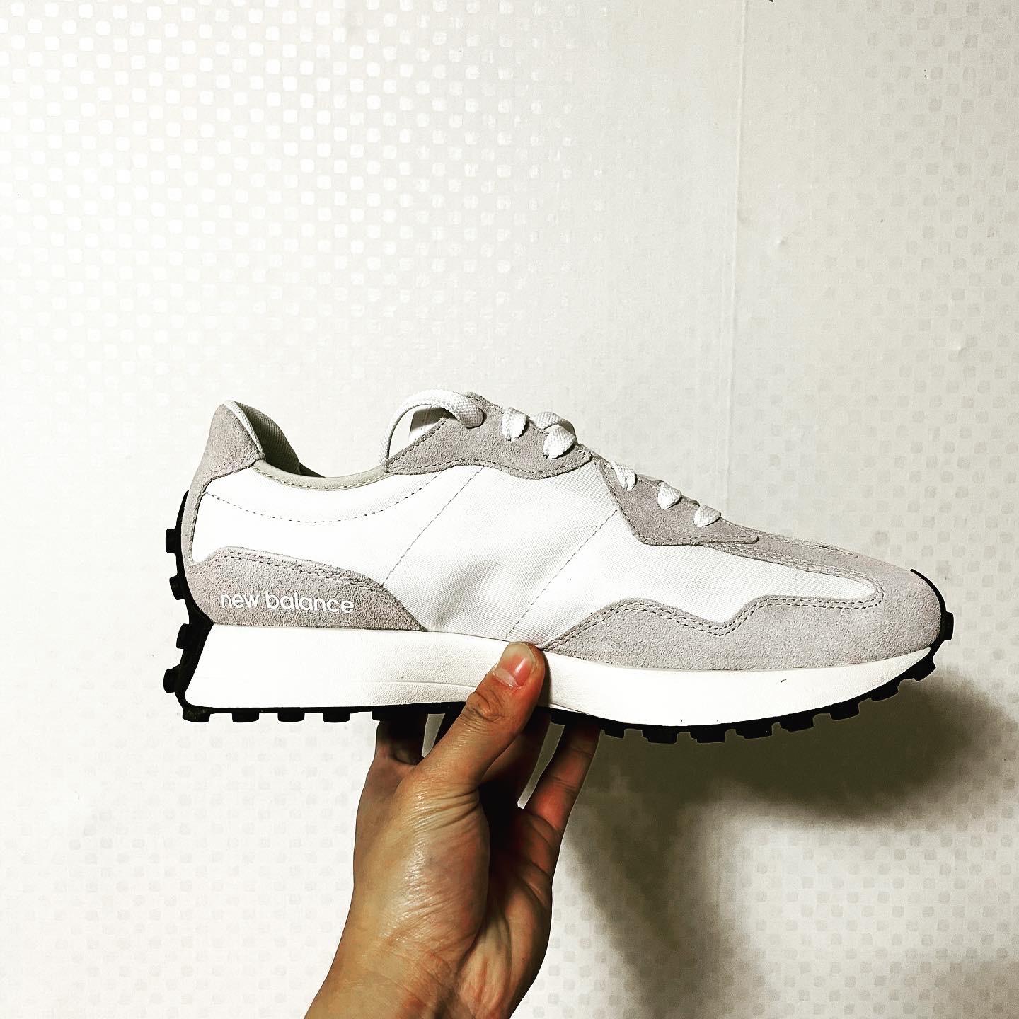 New Balance 327 White Black 착용 스타일 - 3
