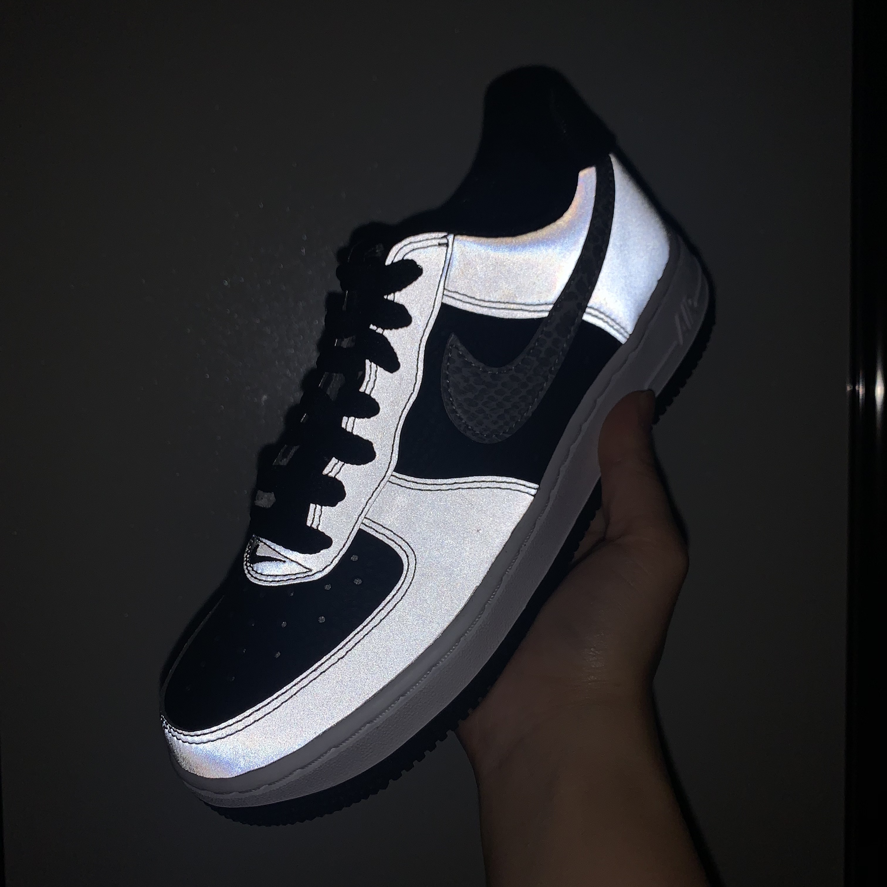 Nike Air Force 1 B Silver Snake 착용 스타일 - 3