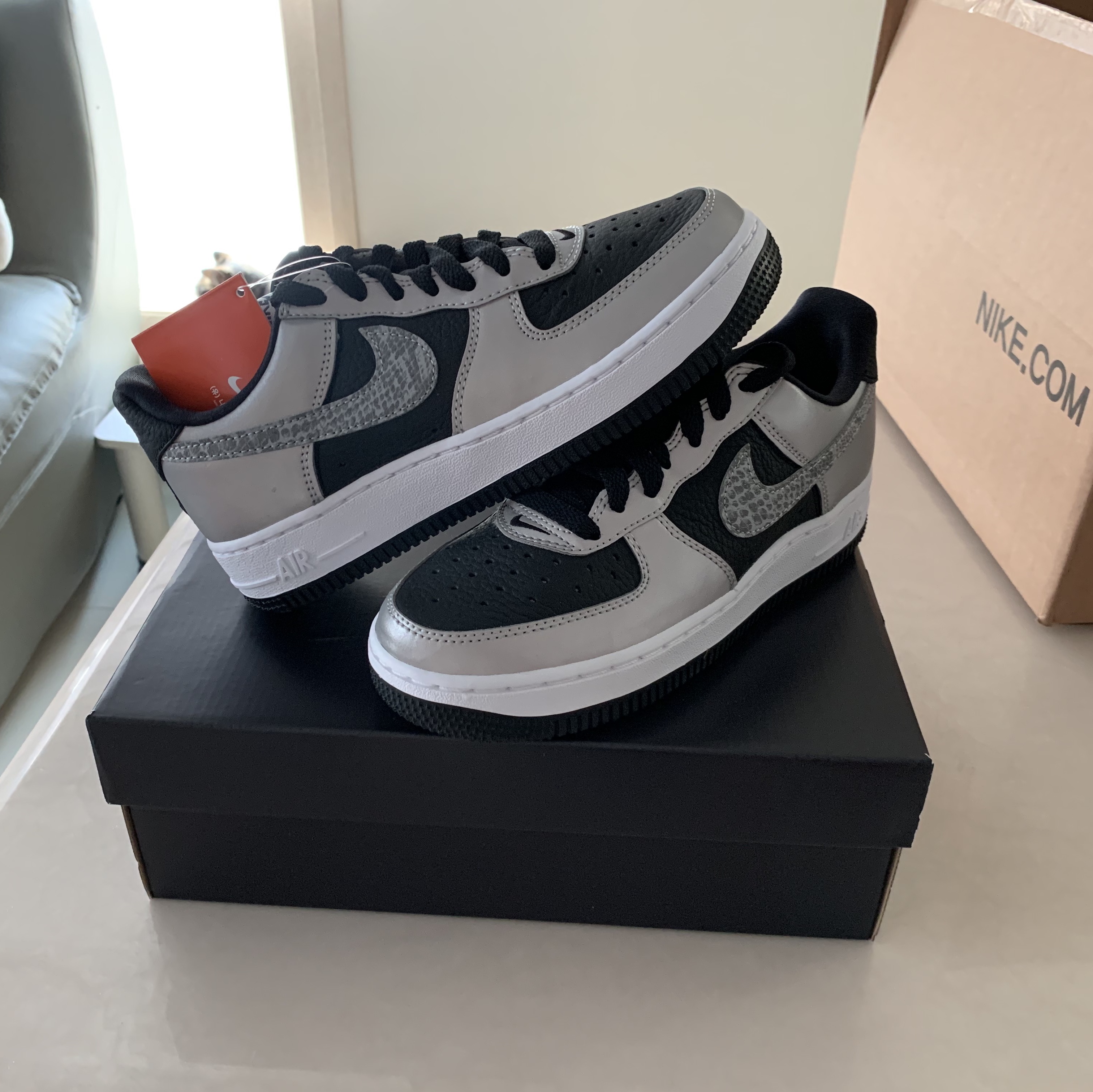 Nike Air Force 1 B Silver Snake 착용 스타일 - 1