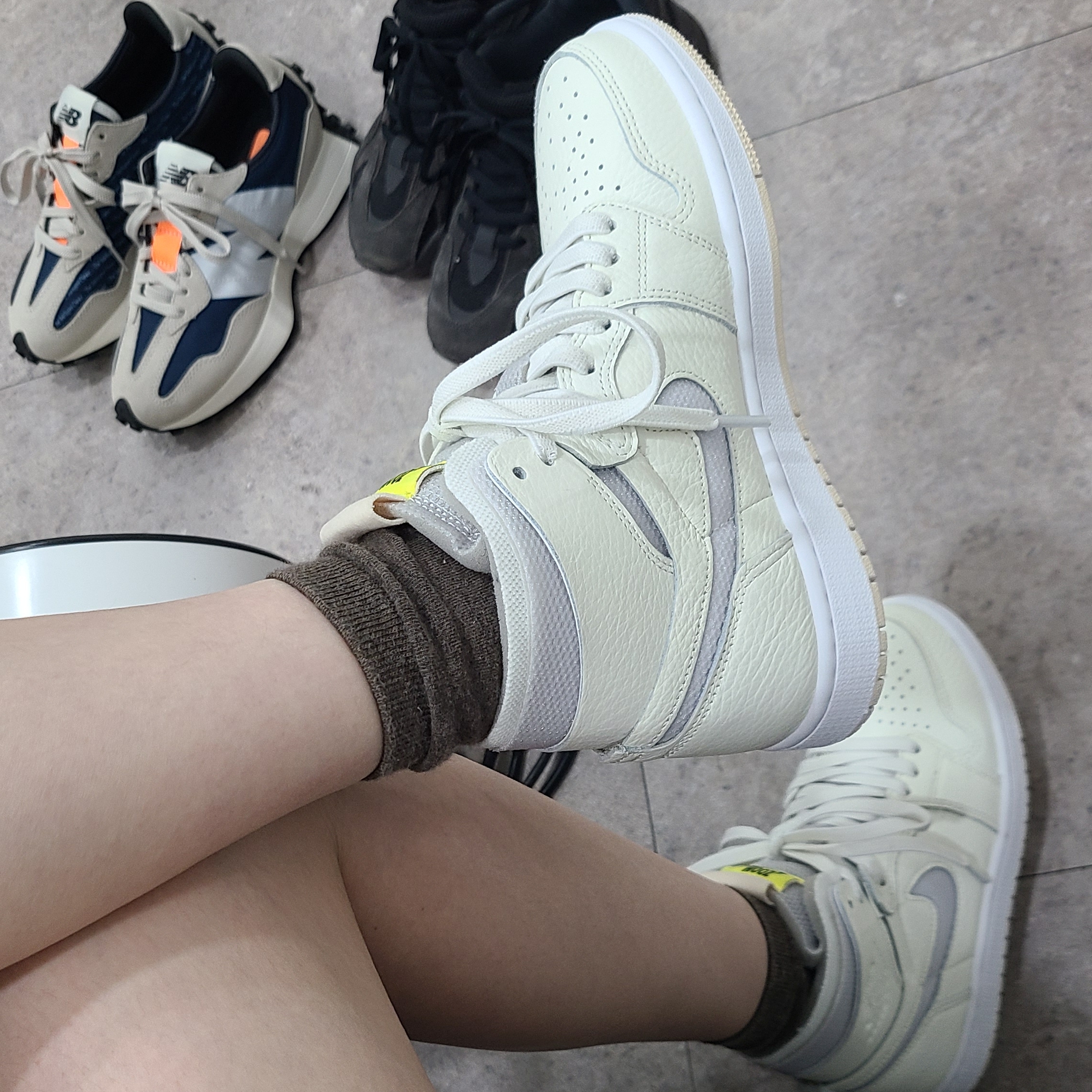 (W) Jordan 1 Zoom Air CMFT Sail, (W) New Balance 327 Outerspace Light Grey 착용 스타일 - 1