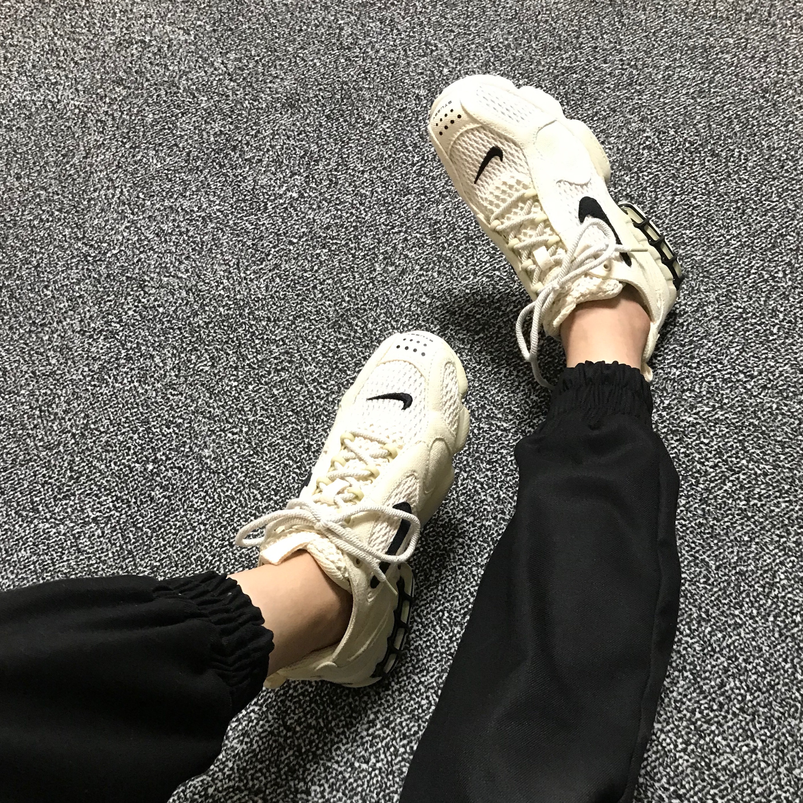 Nike x Stussy Air Zoom Spiridon Cage 2 Fossil 착용 스타일