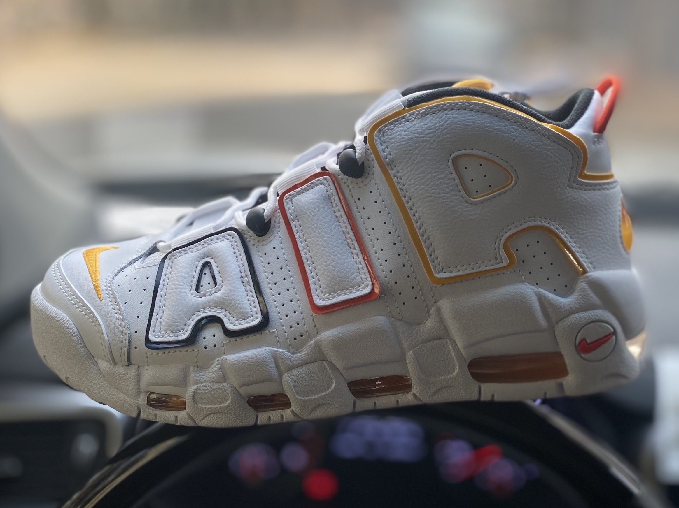 Nike Air More Uptempo Rayguns 착용 스타일 - 1