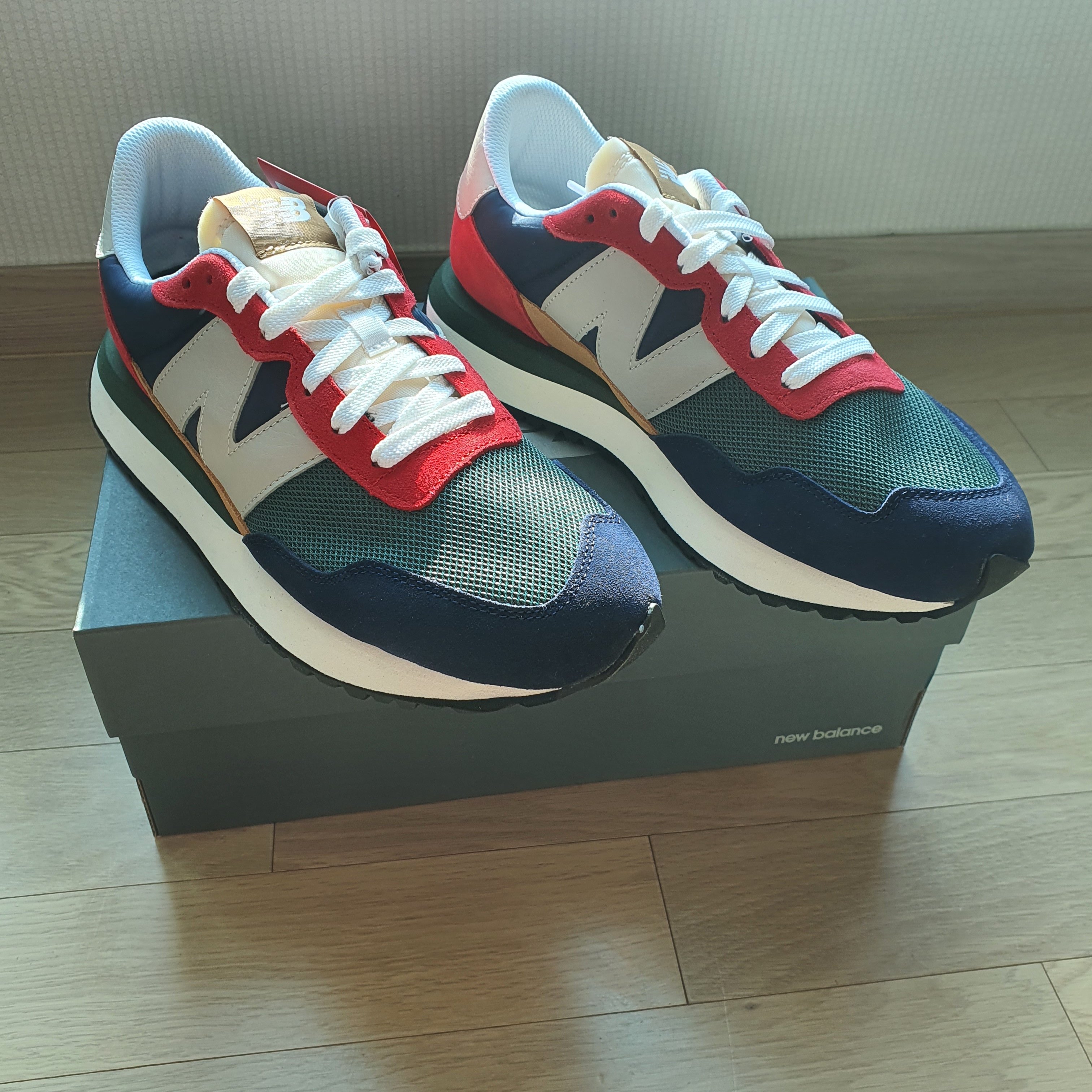 New Balance 237 Team Red 착용 스타일