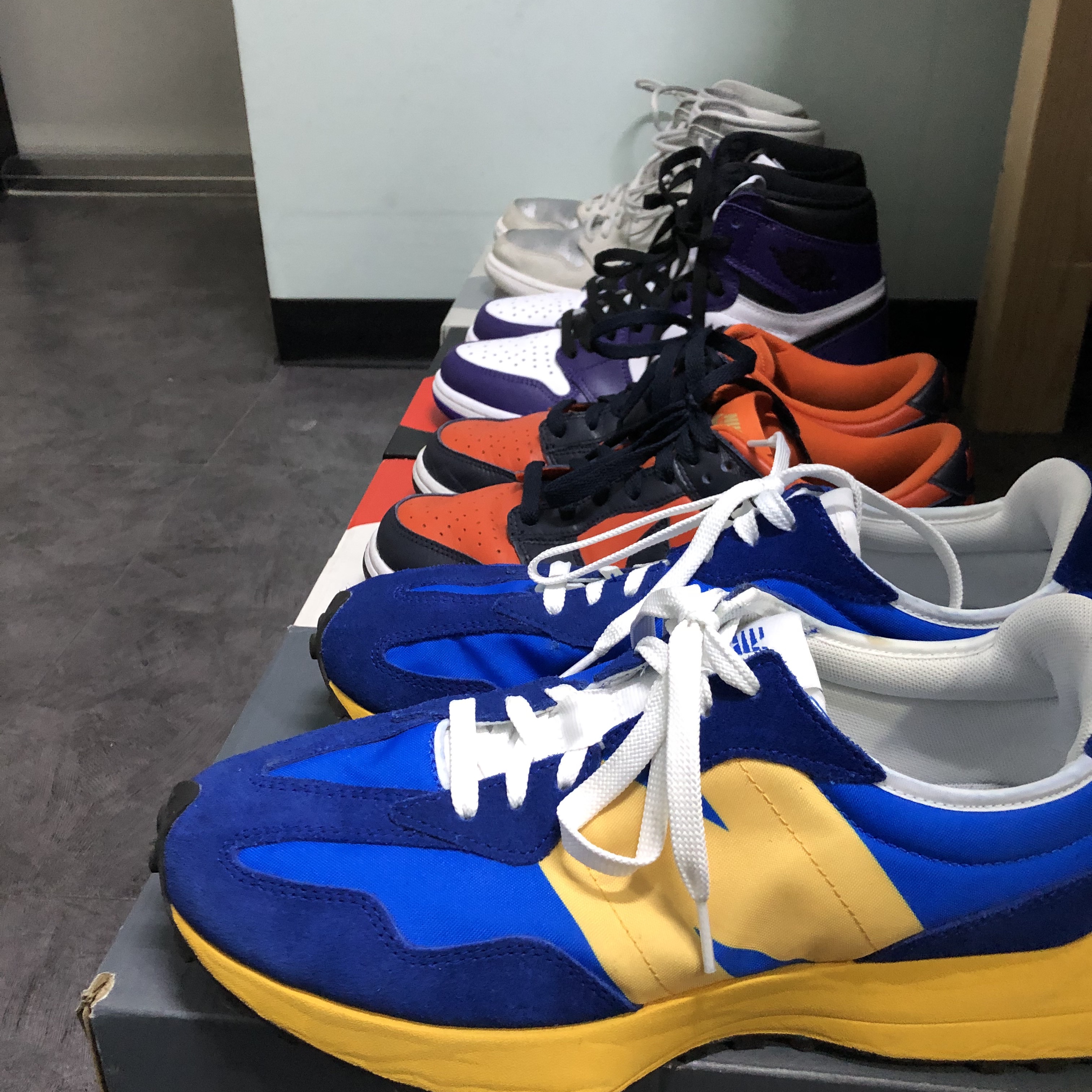 New Balance 327 Blue, Jordan 1 Retro High OG Court Purple 2020 착용 스타일