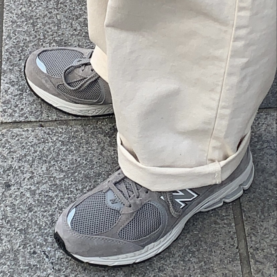 New Balance 2002R Grey 착용 스타일