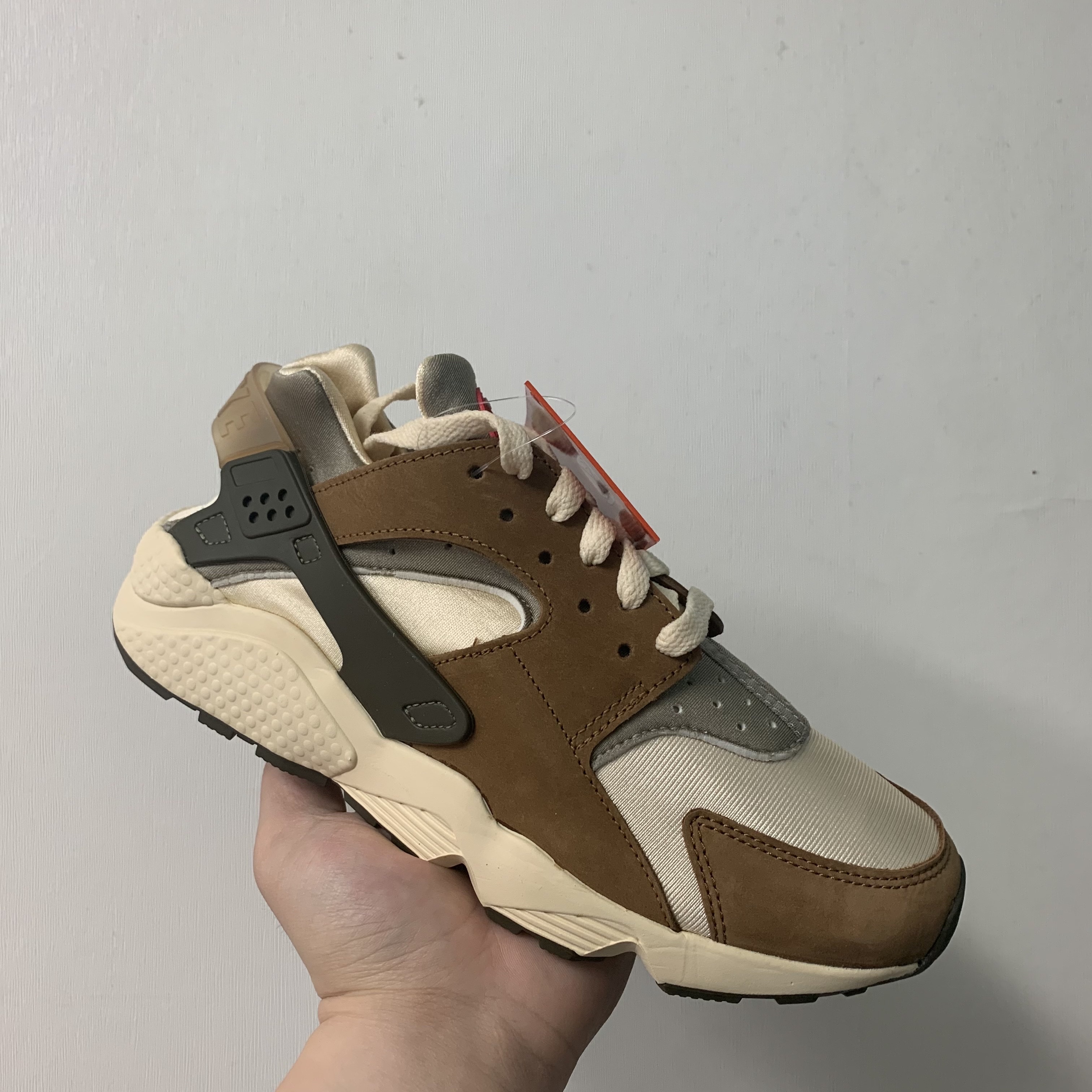 Nike x Stussy Air Huarache LE Desert Oak 착용 스타일