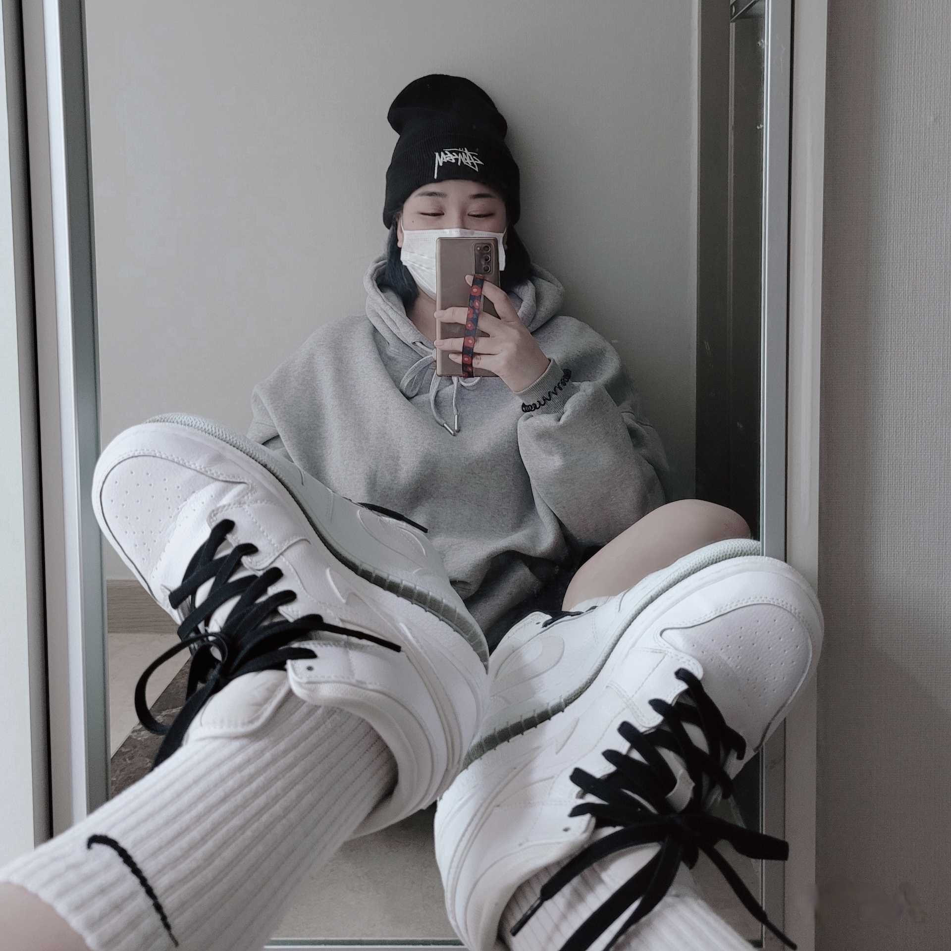 (GS) Jordan 1 Retro Mid White Cool Grey 착용 스타일 - 1
