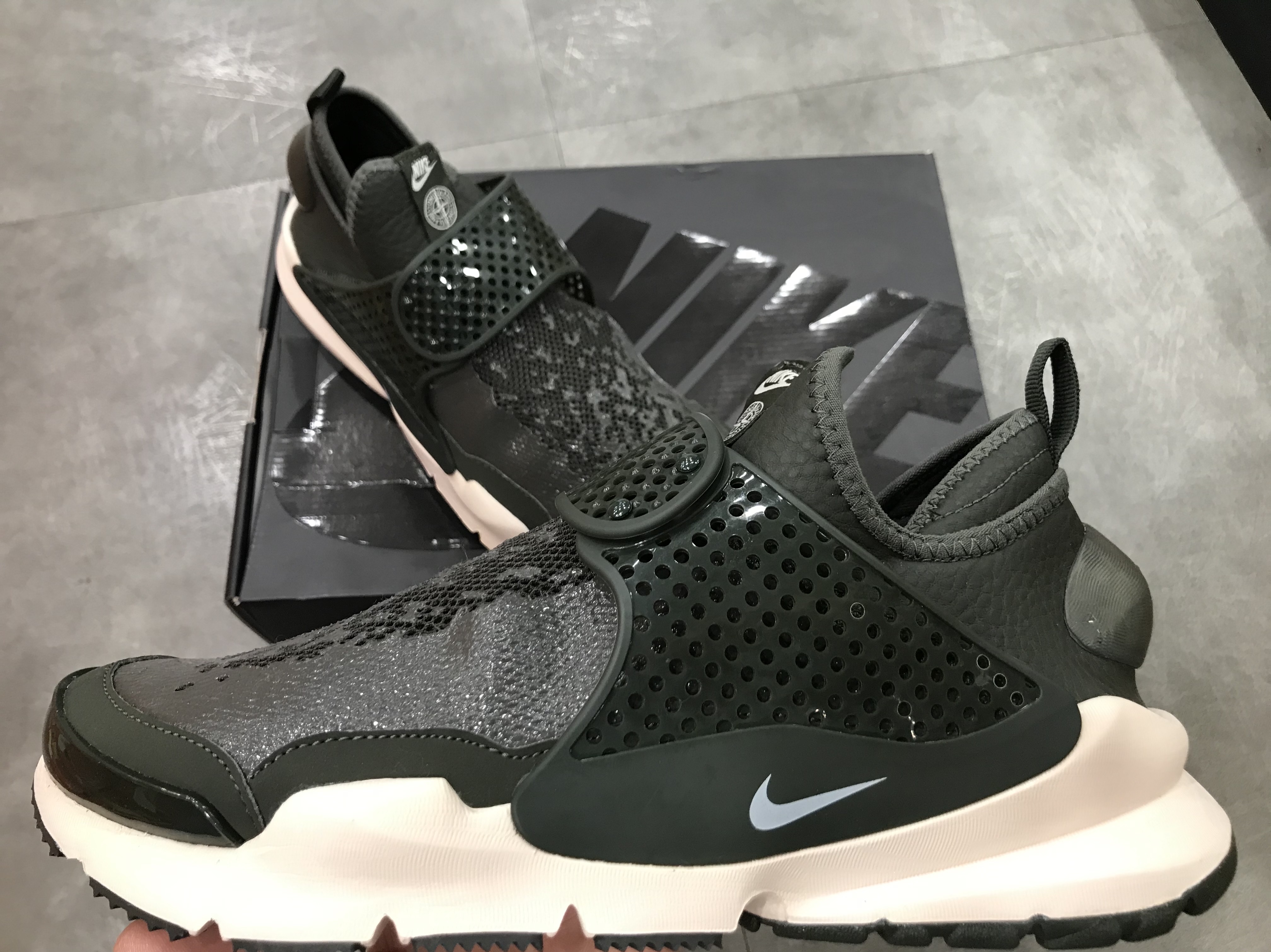 Nike x Stone Island Sock Dart Mid Sequoia 착용 스타일