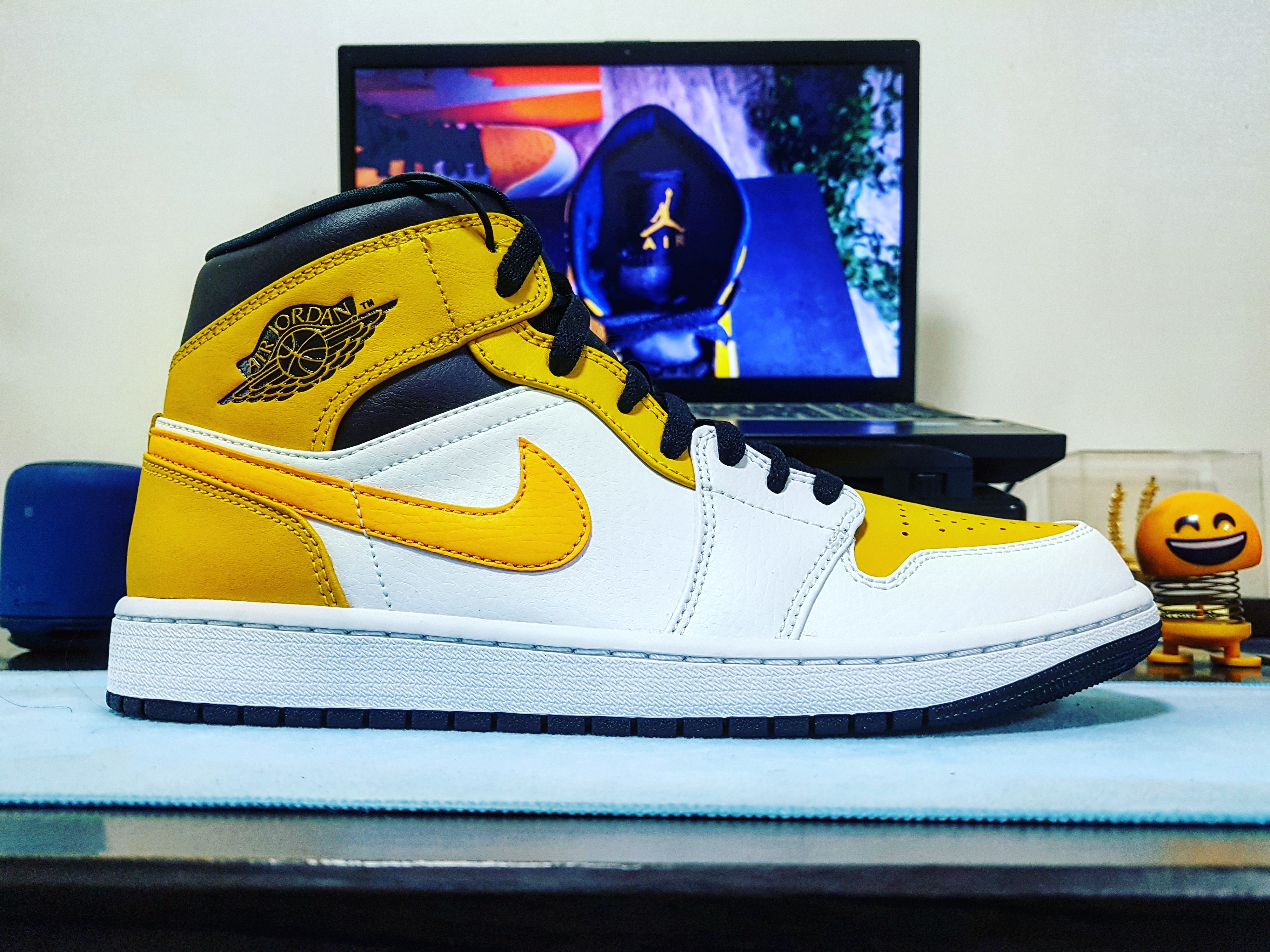 Jordan 1 Mid White University Gold 착용 스타일