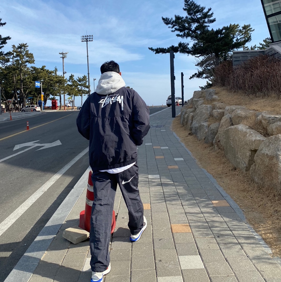 Nike x Stussy Windrunner Jacket Off Noir, Nike x Stussy Beach Pants Off Noir 착용 스타일 - 2
