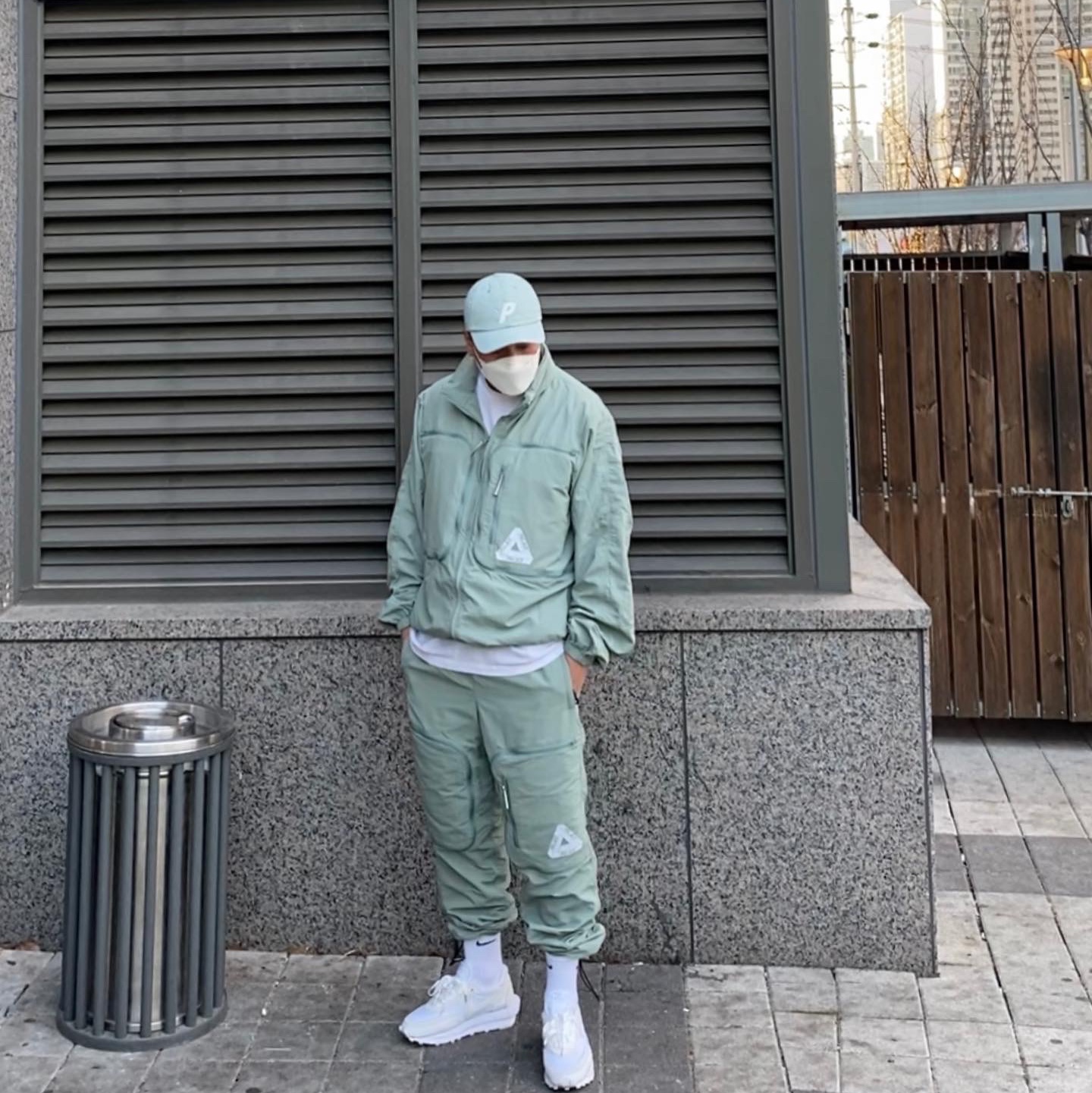 Palace Travel Jacket Slate Grey - 21SS, Palace Travel Cargos Slate Grey - 21SS 착용 스타일 - 2