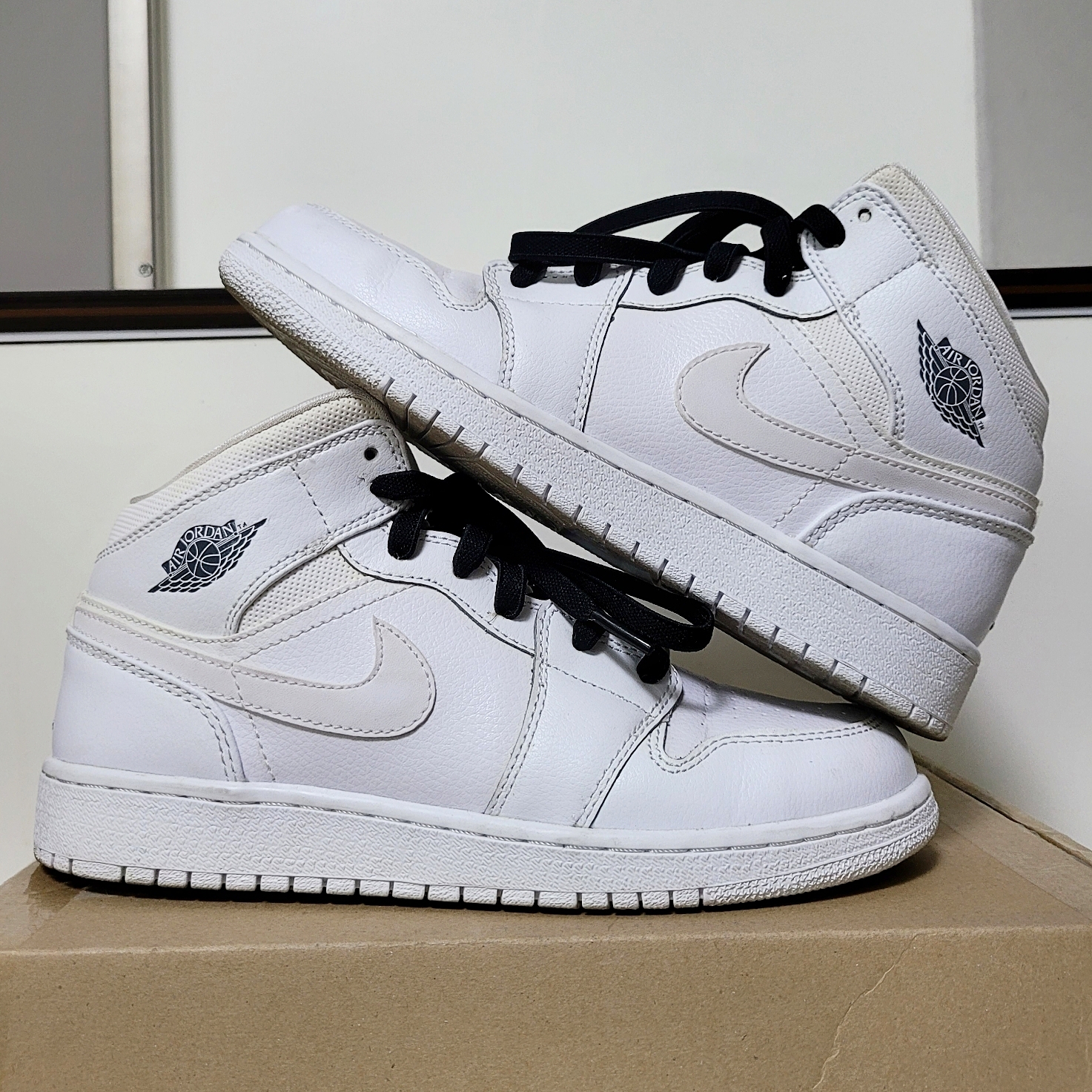 (GS) Jordan 1 Retro Mid White Cool Grey 착용 스타일 - 2