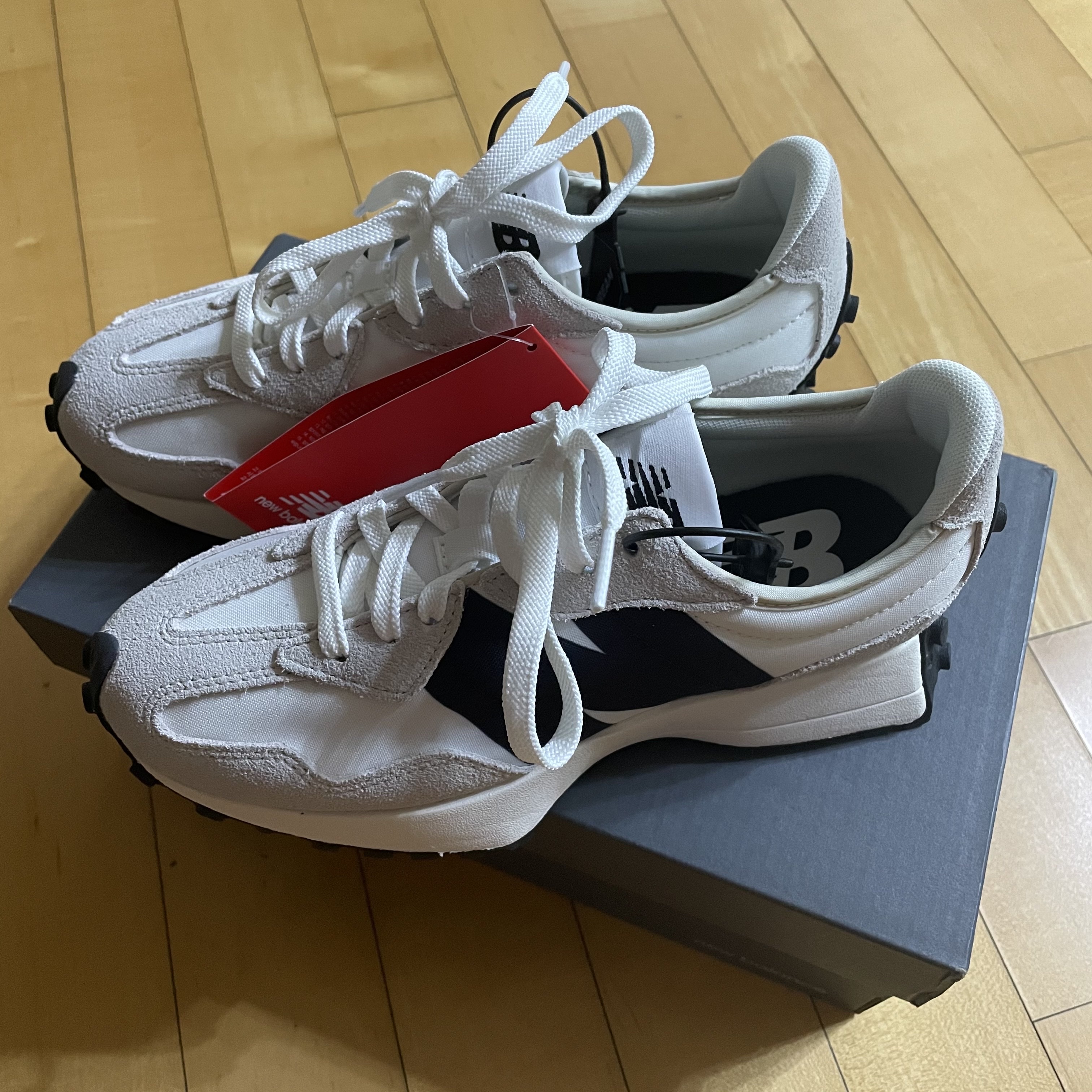 New Balance 327 White Black 착용 스타일