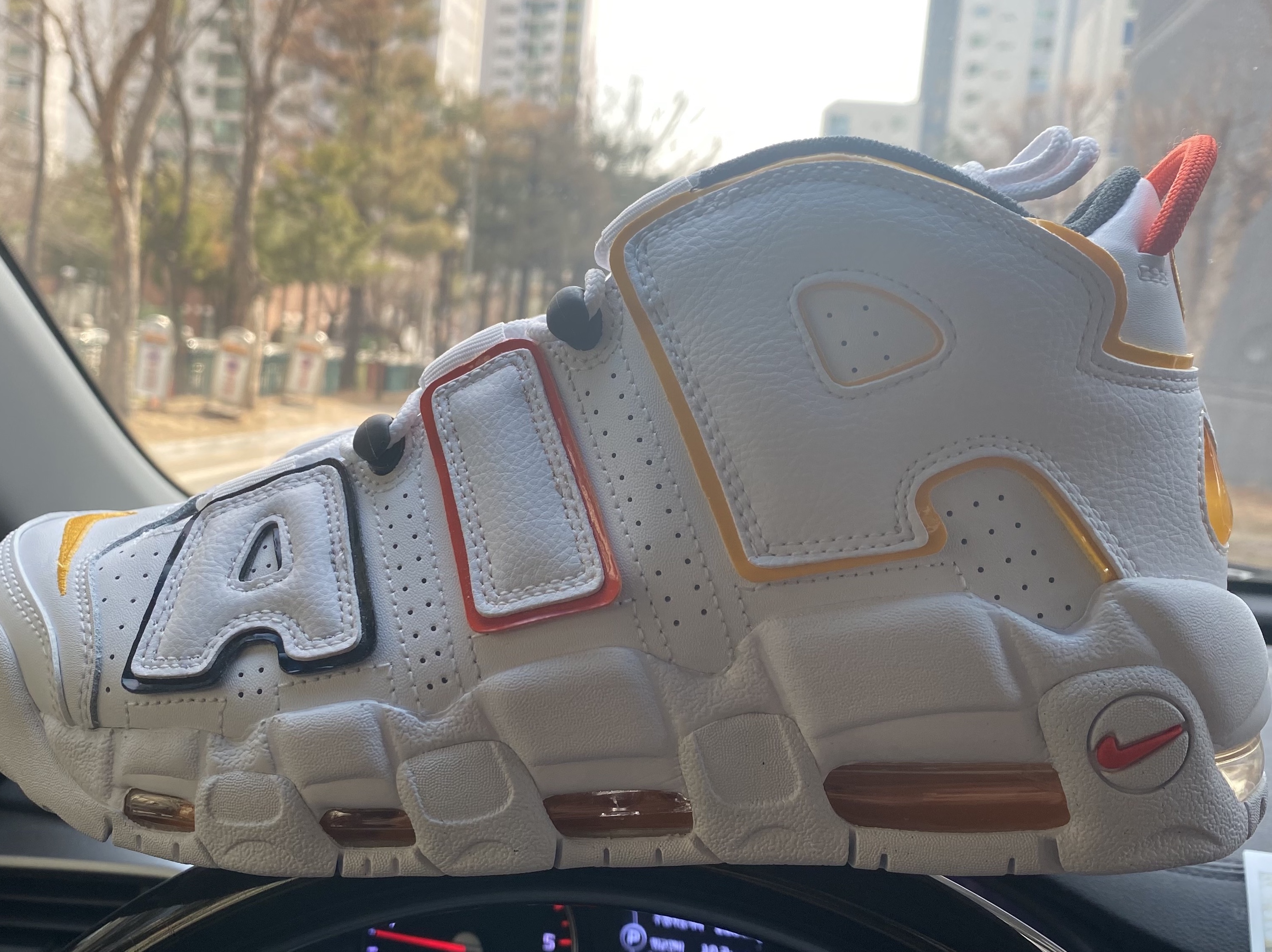 Nike Air More Uptempo Rayguns 착용 스타일 - 2