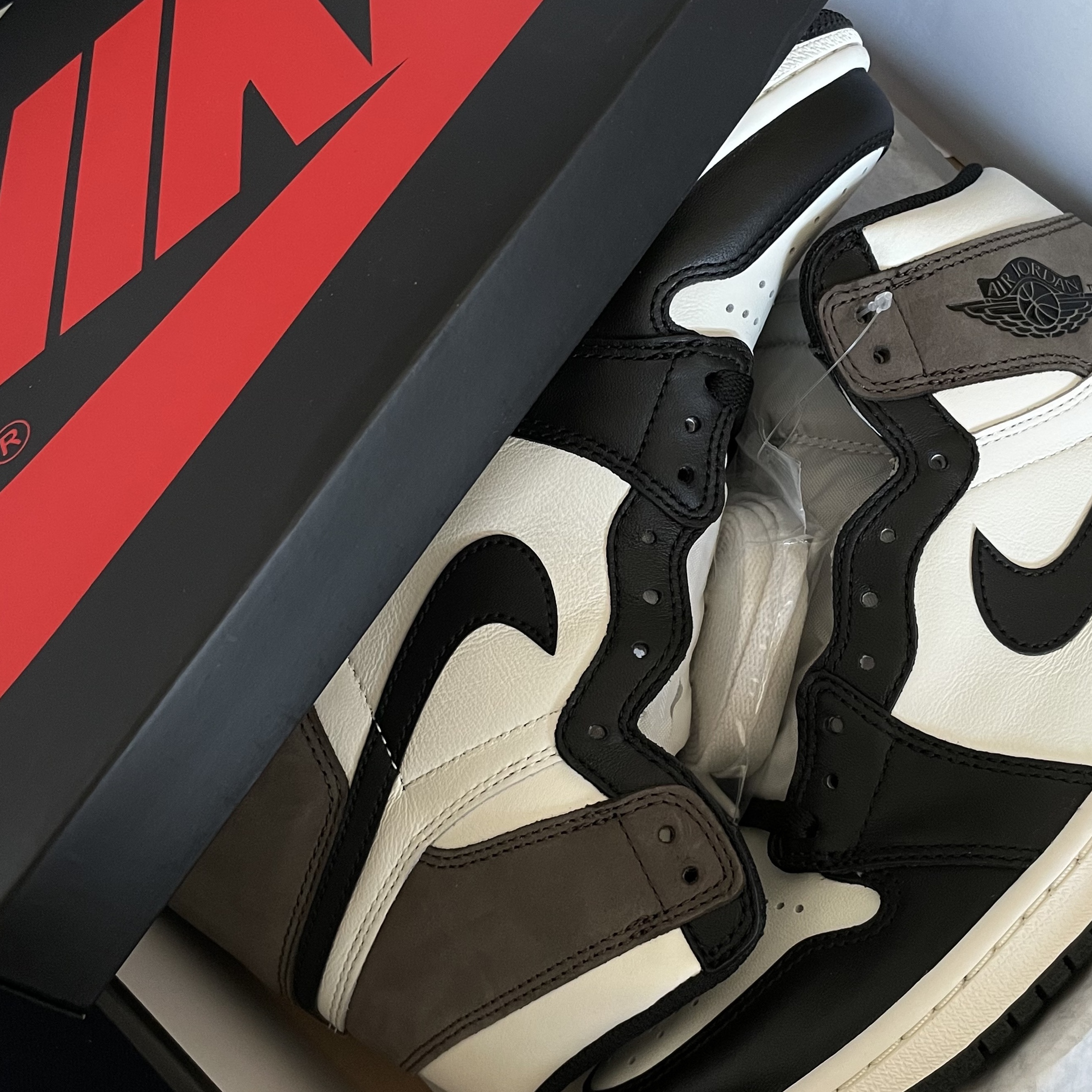 Jordan 1 Retro High OG Black Mocha 착용 스타일 - 2