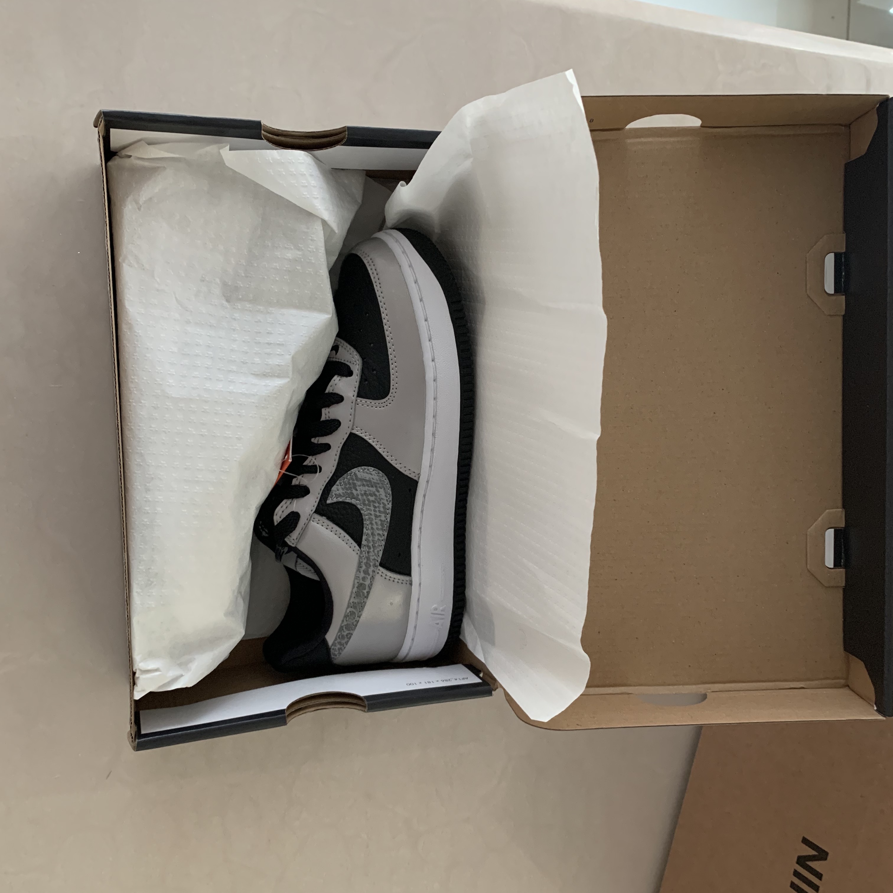 Nike Air Force 1 B Silver Snake 착용 스타일 - 2